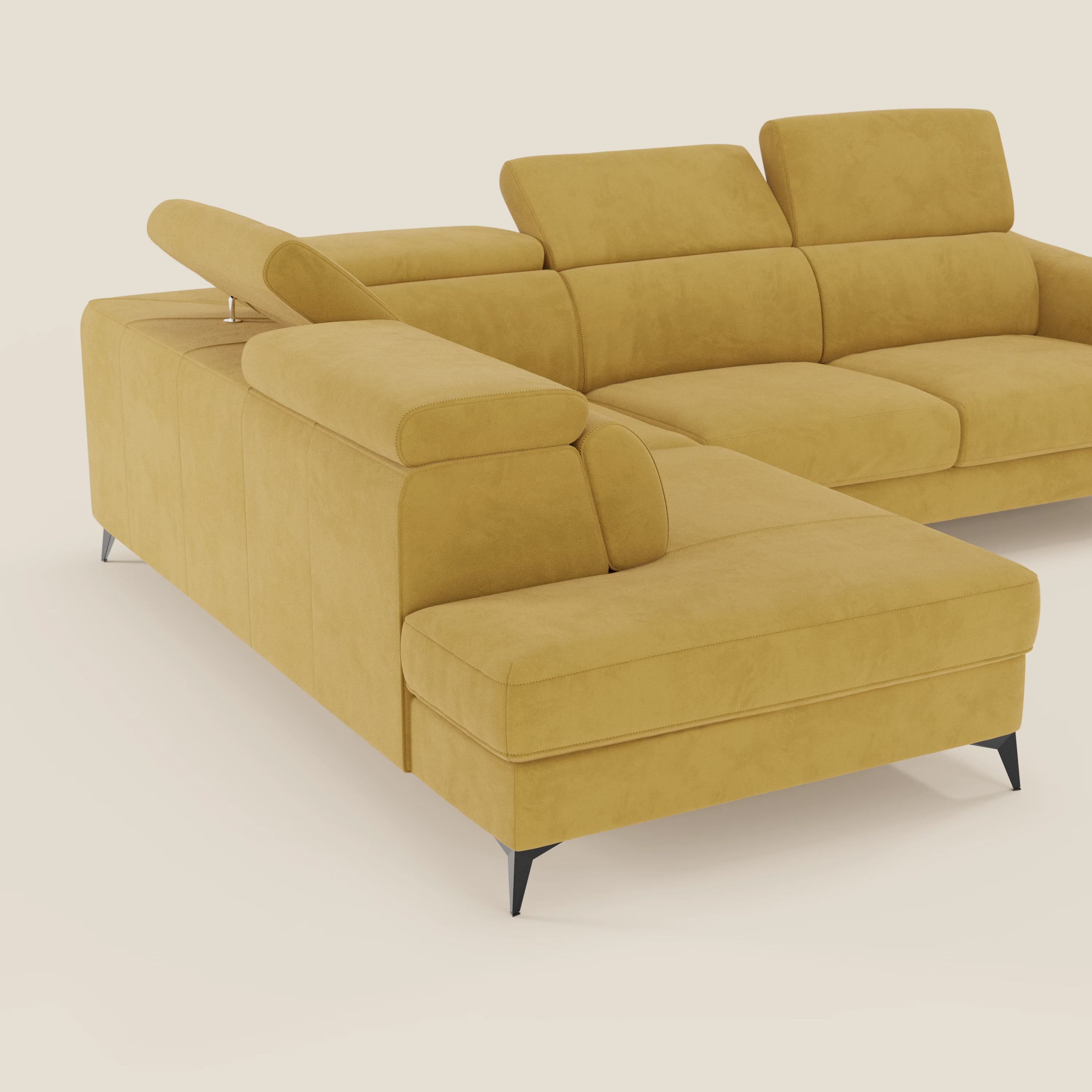 Arcos Divano angolare di Divani.Store, in microfibra impermeabile T11 giallo senape, è caratterizzato da alte gambe nere, cuscini in feltro, poggiatesta regolabili e chaise longue estraibile, su uno sfondo chiaro.