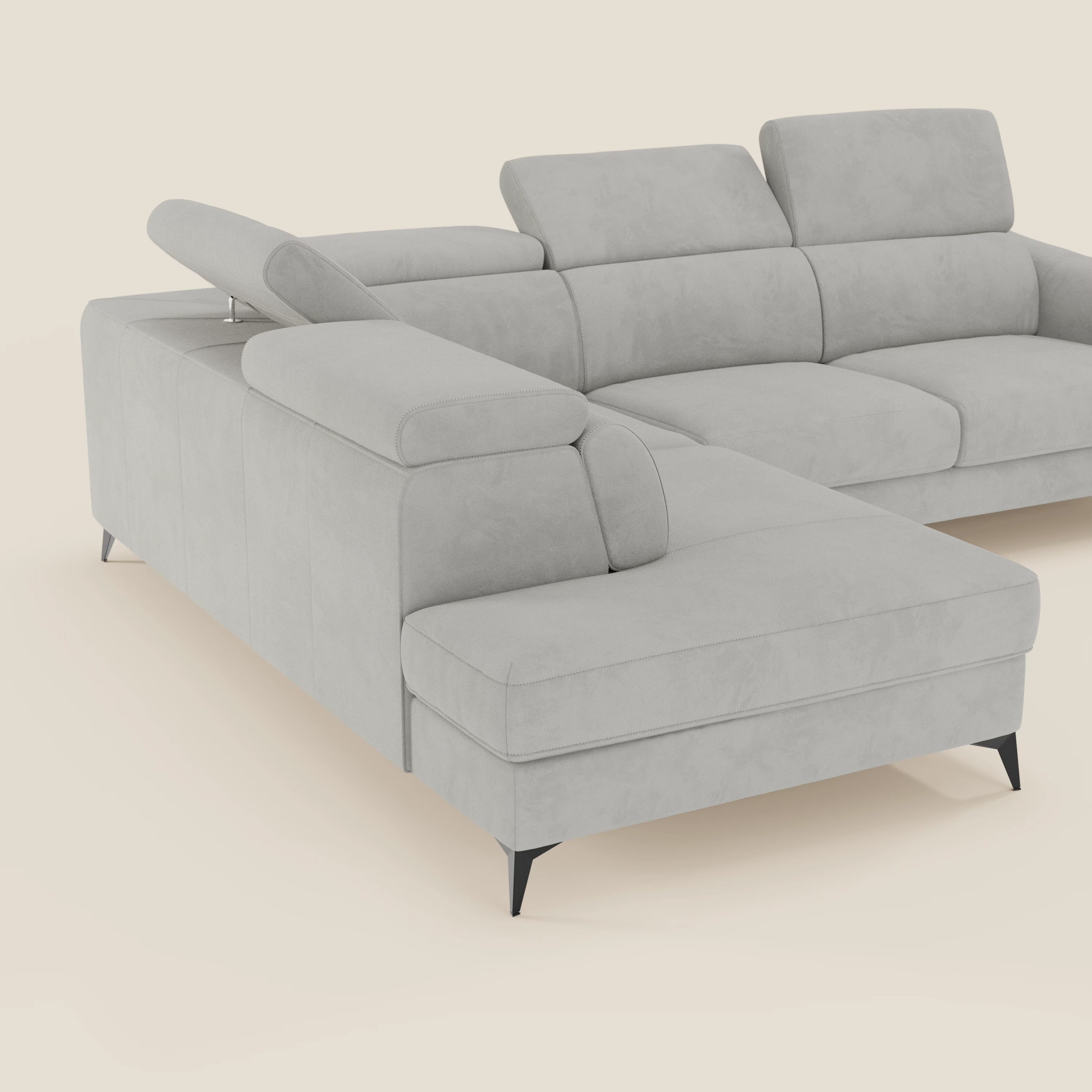 Il divano angolare Arcos di Divani.Store, presentato in microfibra impermeabile grigio chiaro T11, è caratterizzato da linee pulite, cuscini in tessuto, gambe sottili in metallo nero, piedi alti, poggiatesta regolabili e chaise longue estraibile per un comfort versatile.