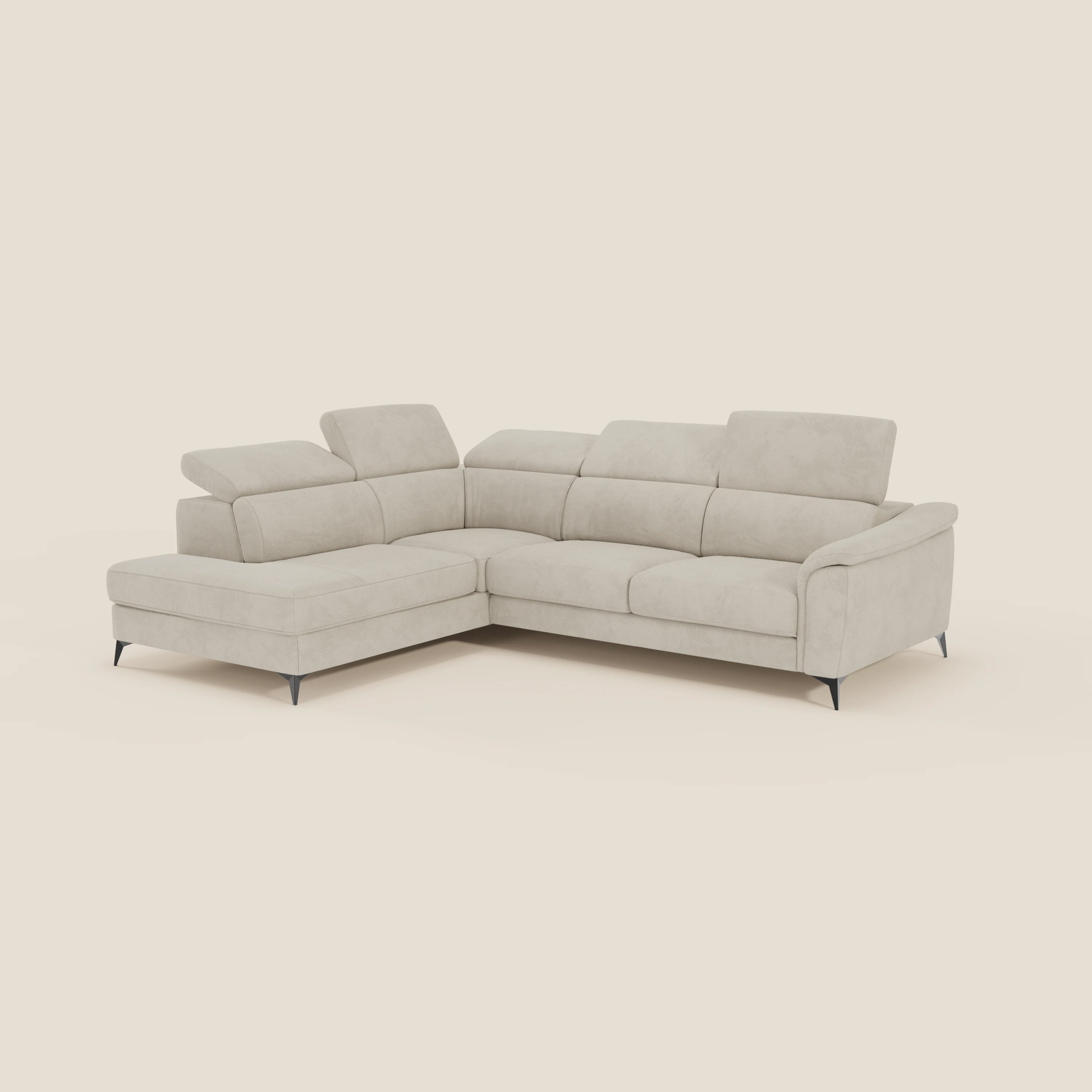 Arcos Divano angolare di Divani.Store è un divano componibile a L in microfibra impermeabile Panna T11, caratterizzato da poggiatesta regolabili, morbidi cuscini, alte e sottili gambe nere e una finitura liscia imbottita dalle linee pulite e moderne.