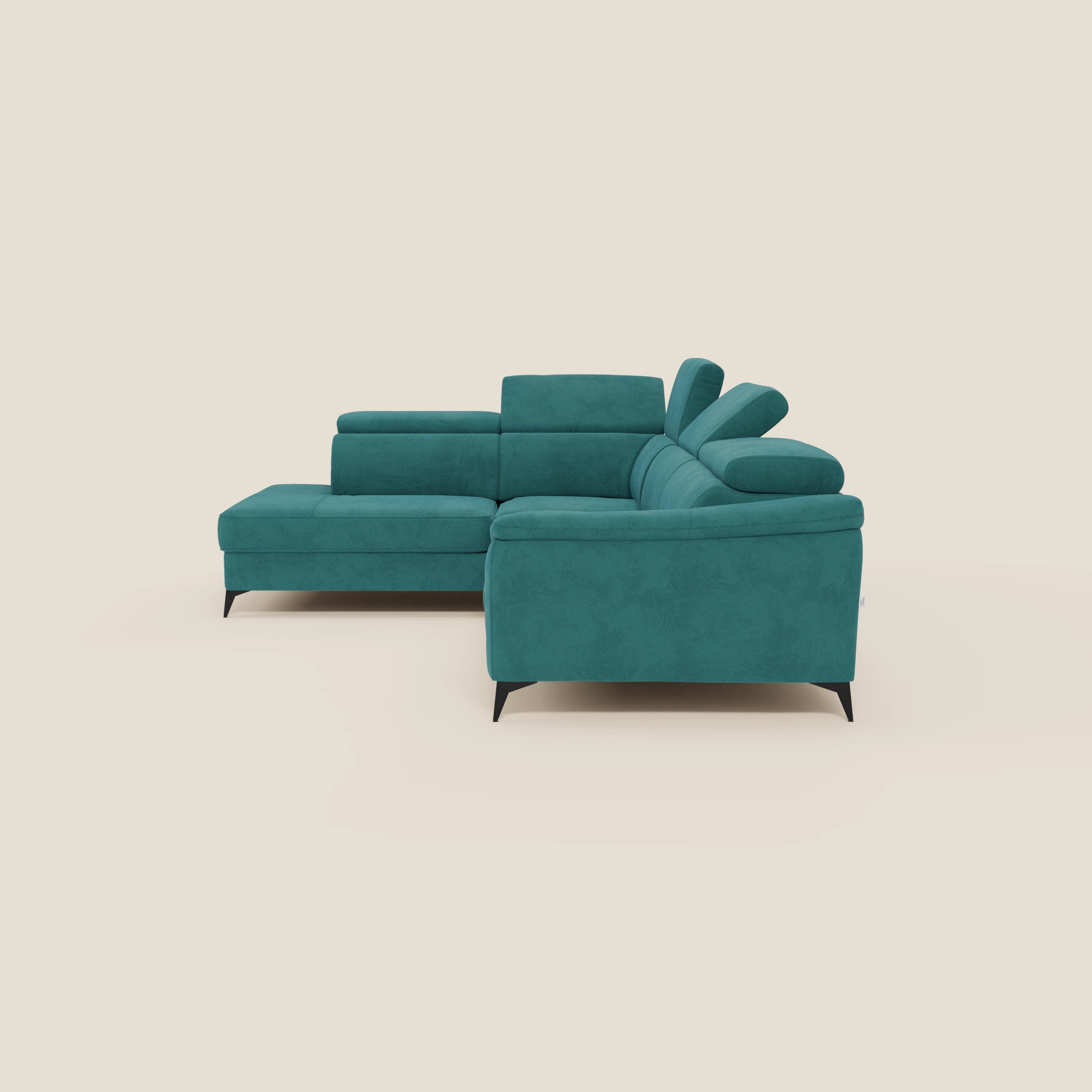 Arcos Divano angolare di Divani.Store in microfibra impermeabile T11 petrolio è caratterizzato da alte gambe nere, poggiatesta reclinabili, chaise longue estraibile, cuscini morbidi e una silhouette elegante e moderna su sfondo crema.