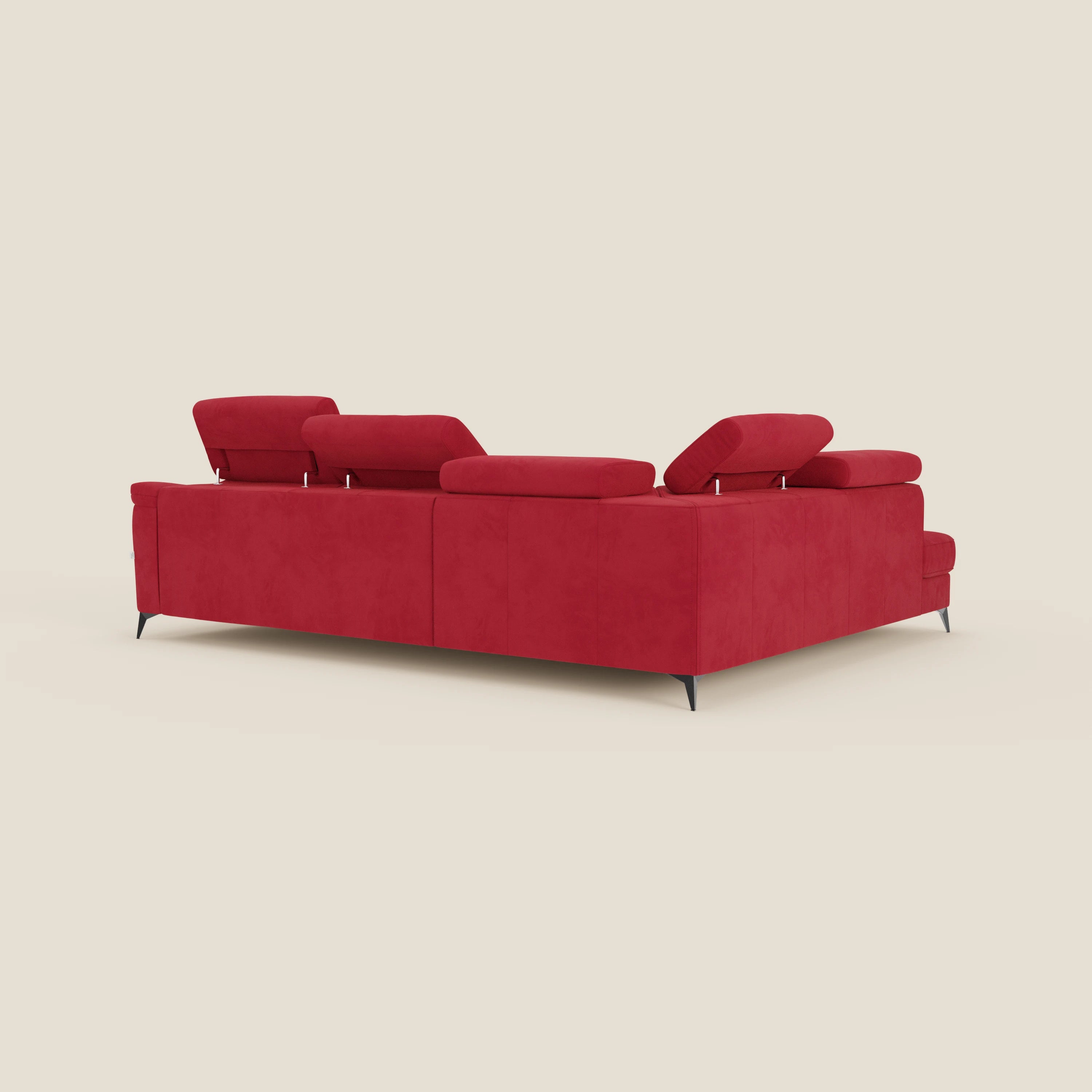 Arcos Divano angolare di Divani.Store, visto dal retro, è caratterizzato da alte gambe nere, poggiatesta regolabili, cuscini morbidi e rivestimento in microfibra impermeabile rosso T11 in un design elegante e minimalista su sfondo beige.