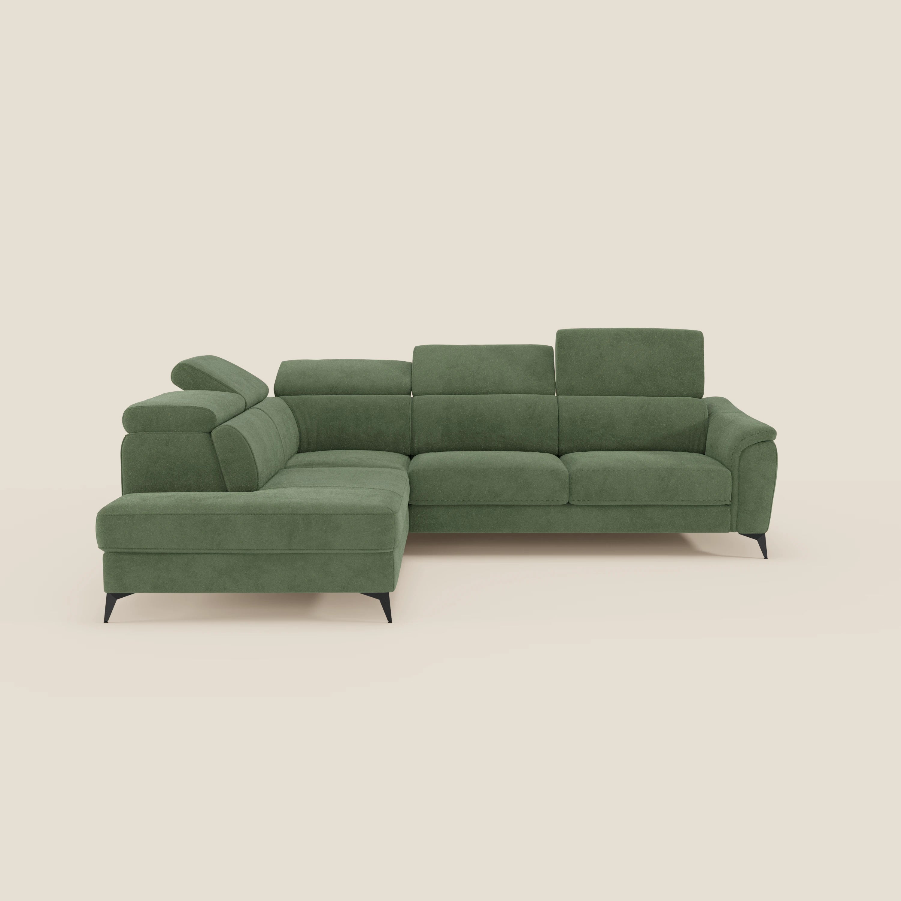 Il divano angolare Arcos di Divani.Store è caratterizzato da gambe alte, chaise longue e poggiatesta reclinabili in microfibra impermeabile verde T11, con un design moderno e un meccanismo relax elettrico su sfondo beige.