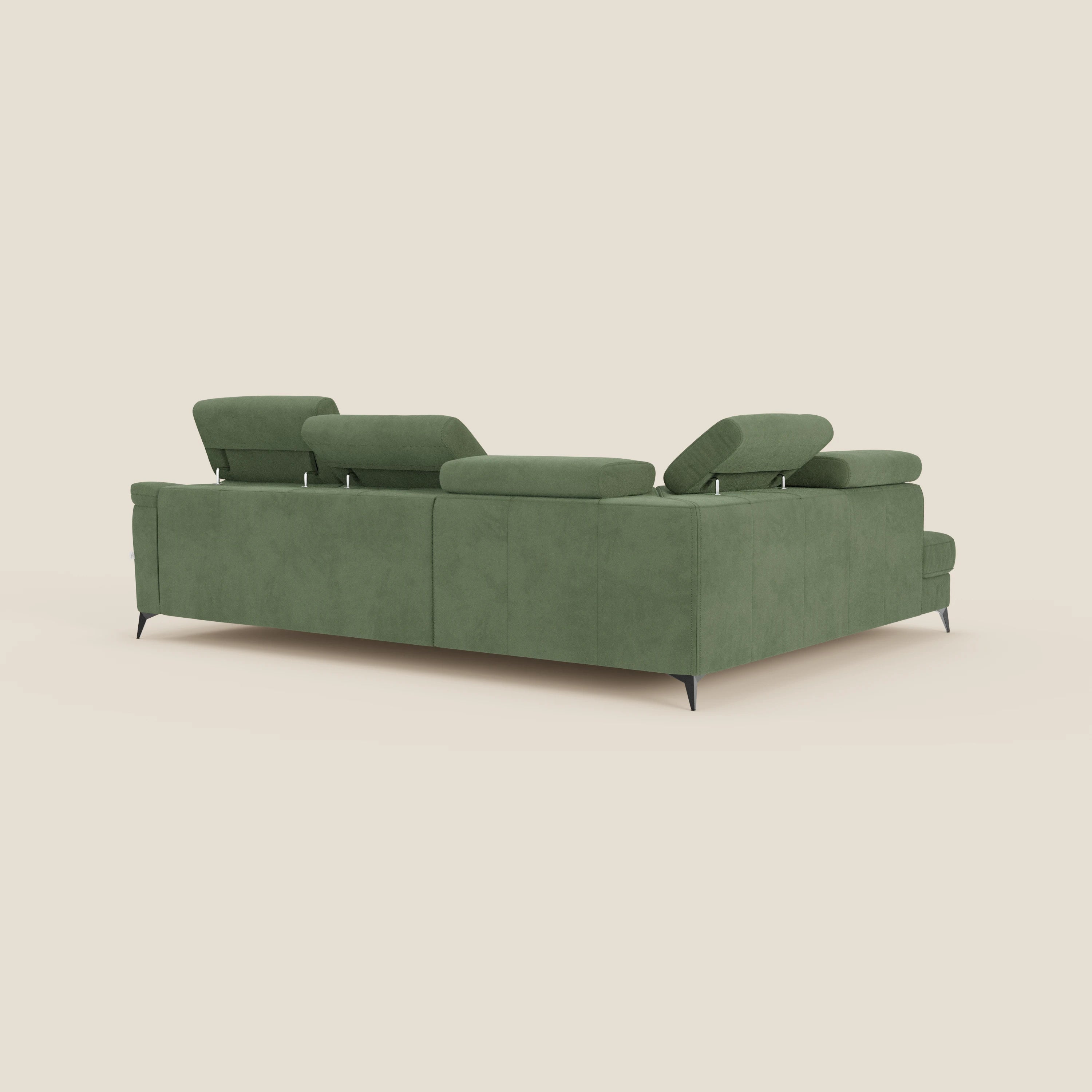 Arcos Divano angolare di Divani.Store è presentato in microfibra verde impermeabile T11, con quattro poggiatesta reclinabili, gambe nere alte e sottili, linee pulite e chaise longue estraibile su uno sfondo beige chiaro.