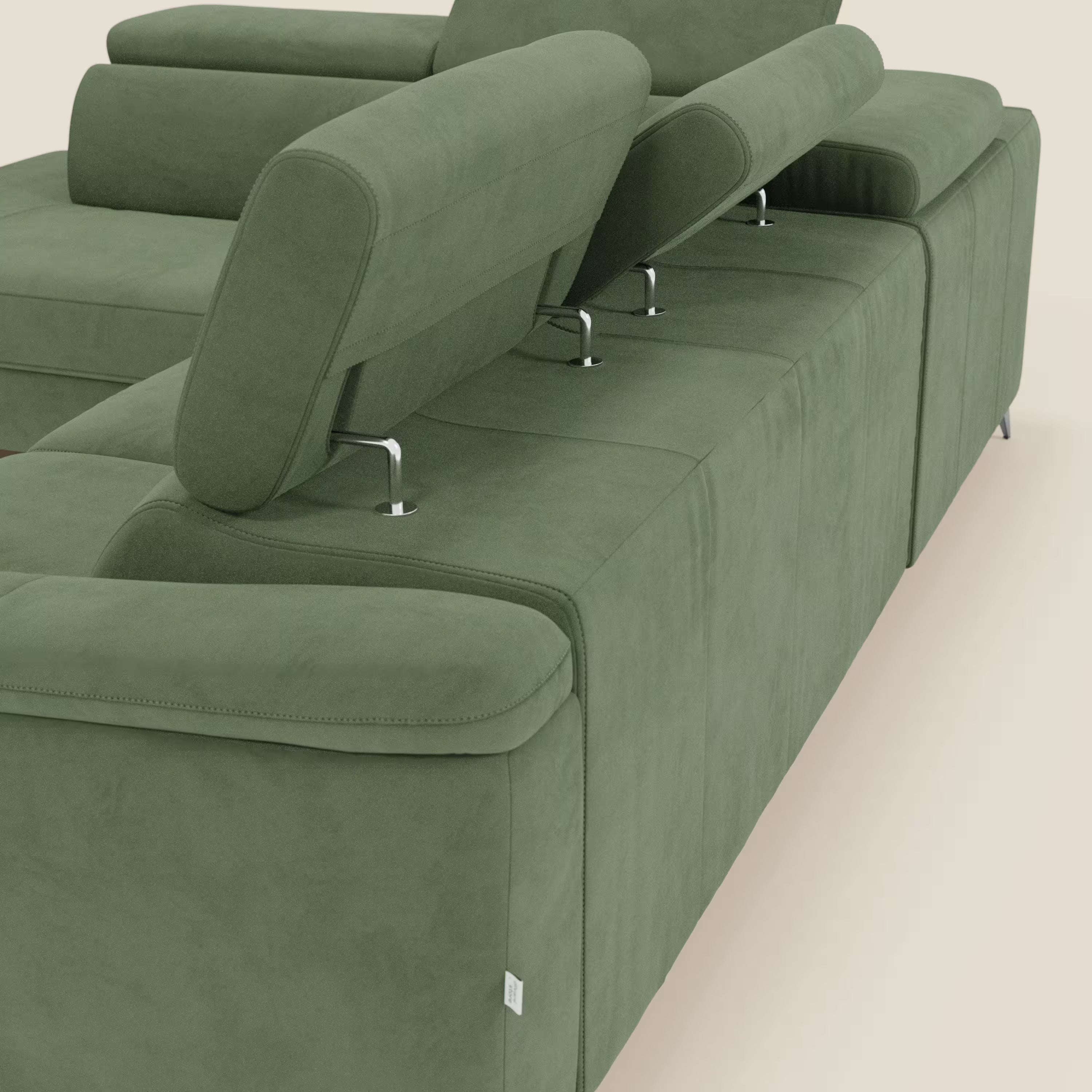 Arcos Divano angolare di Divani.Store è caratterizzato da gambe alte, poggiatesta regolabili e microfibra impermeabile verde T11. Visto di schiena e di lato, mette in risalto la morbida imbottitura, le linee pulite e la chaise longue estraibile su uno sfondo neutro.