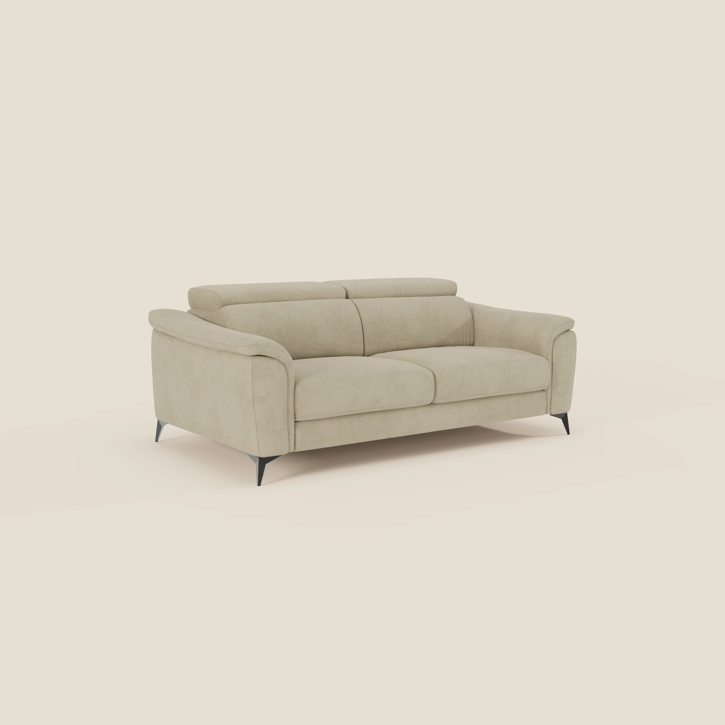 Arcos Divano 3 posti di Divani.Store è presentato in microfibra impermeabile beige T11 con gambe alte, poggiatesta reclinabili, cuscini morbidi e ampi braccioli, offrendo un look elegante e moderno per spazi contemporanei.