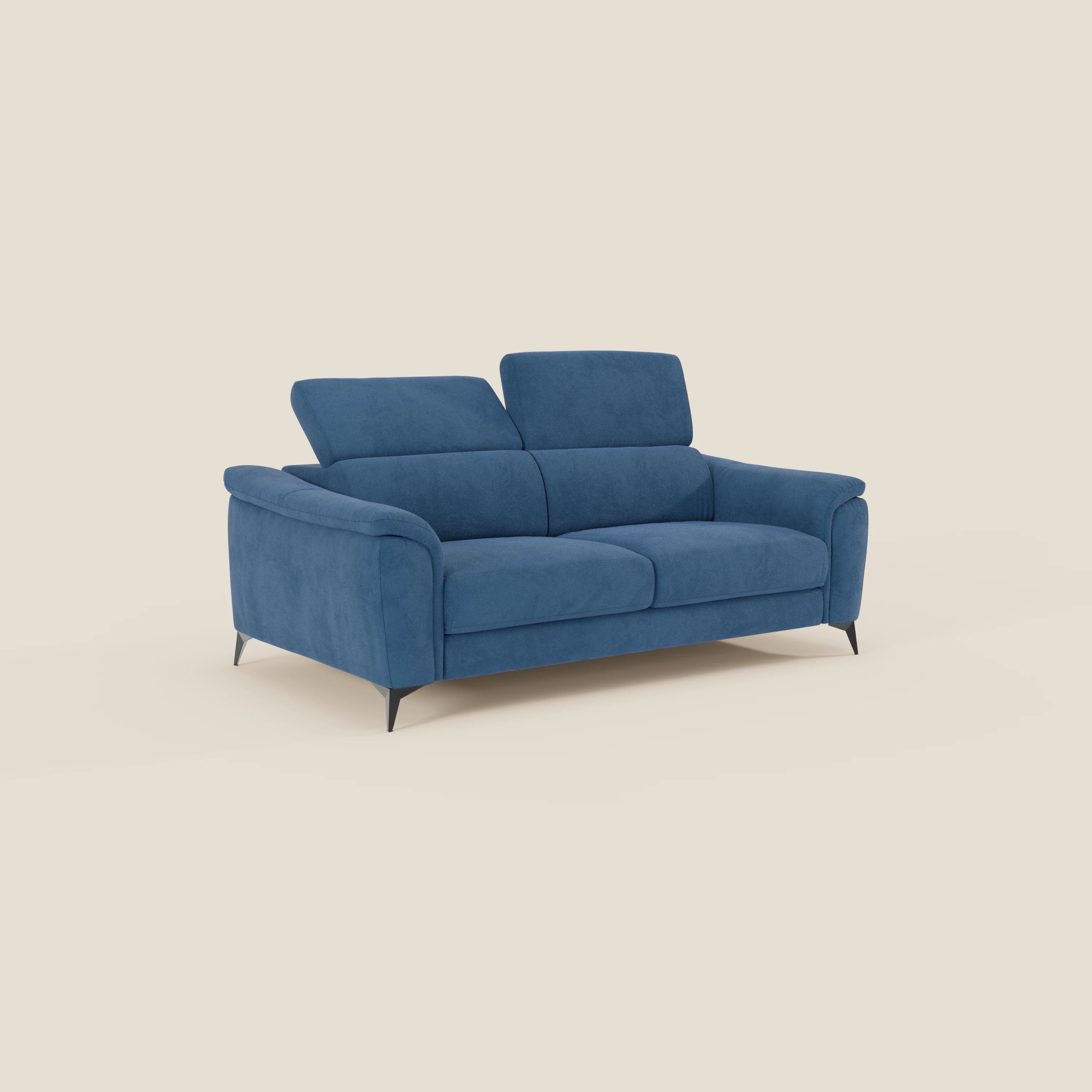 Arcos Divano 3 posti di Divani.Store è caratterizzato da alte gambe nere, ampi braccioli e due poggiatesta reclinabili in microfibra blu impermeabile T11, che offrono un look contemporaneo e confortevole su un semplice sfondo bianco sporco.