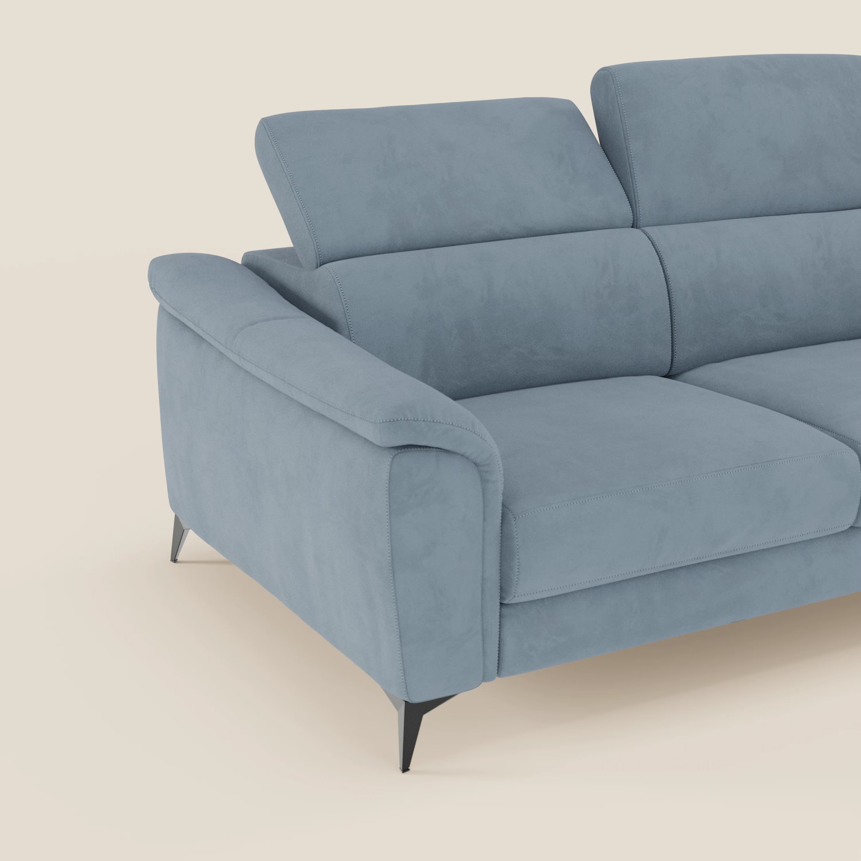 L'immagine mostra Arcos Divano 3 posti di Divani.Store in microfibra T11 carta da zucchero, con alte gambe nere, ampi braccioli e poggiatesta regolabili. L'attenzione è rivolta al lato sinistro del divano su uno sfondo chiaro.