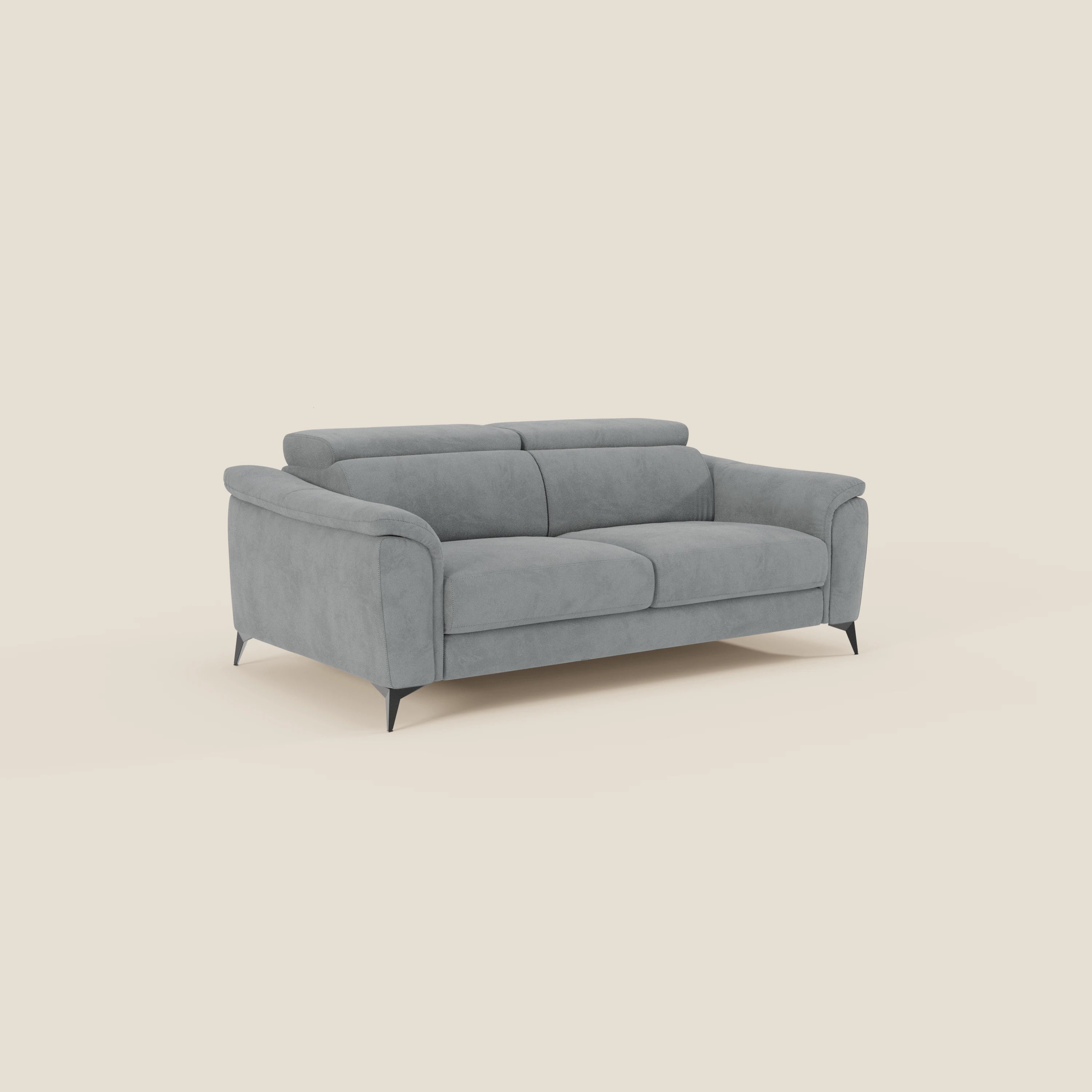 Arcos Divano 3 posti di Divani.Store, in microfibra impermeabile T11 grigio, è caratterizzato da gambe alte e poggiatesta regolabili. Il suo design moderno e minimalista, con schienale basso, si staglia su uno sfondo beige.