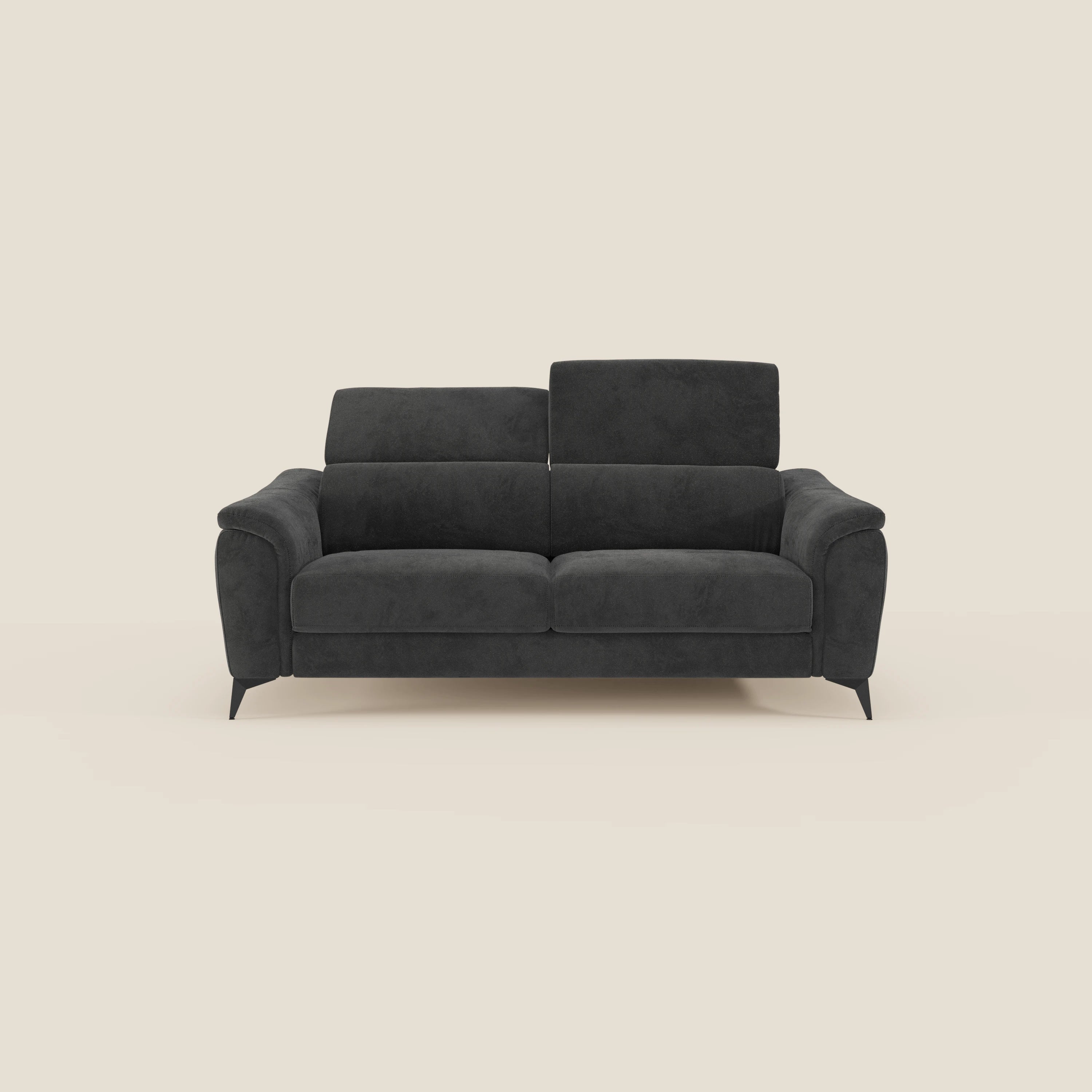 Arcos Divano 3 posti di Divani.Store è caratterizzato da alte gambe nere, braccioli in feltro, due ampi cuscini di seduta, doppio poggiatesta reclinabile in microfibra impermeabile T11 nero e un design moderno ed elegante su uno sfondo beige.