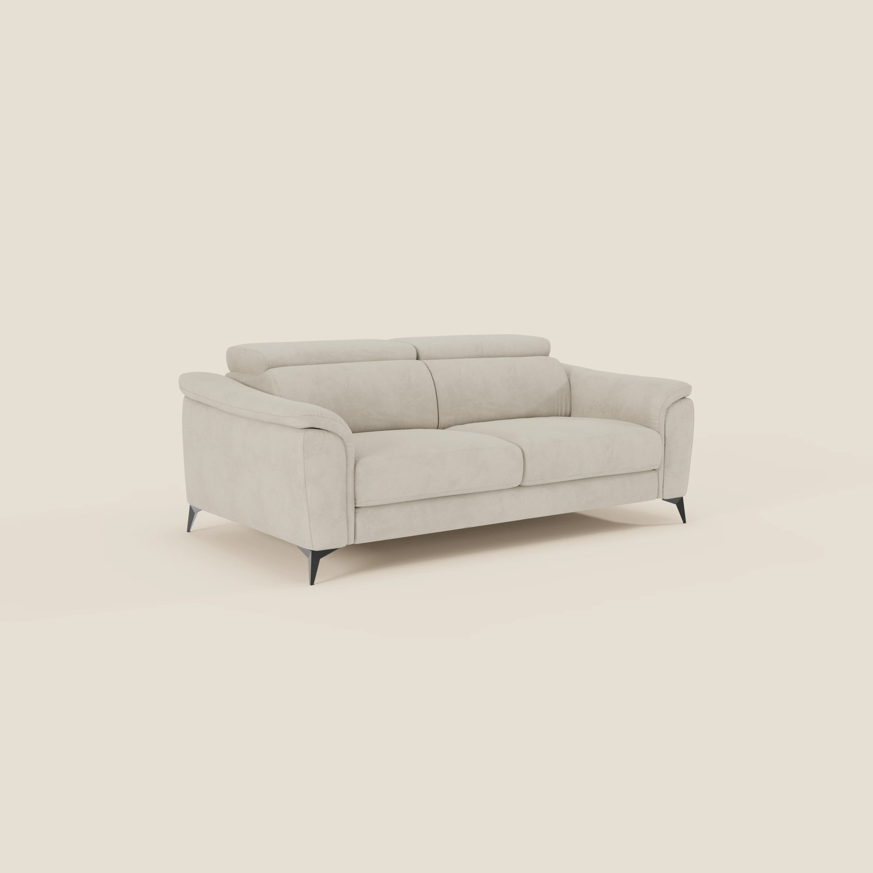 Arcos Divano 3 posti di Divani.Store è caratterizzato da gambe alte, poggiatesta reclinabili e microfibra panna T11 impermeabile in un moderno beige chiaro, per ospitare comodamente da due a tre persone. Il tutto su uno sfondo bianco sporco.