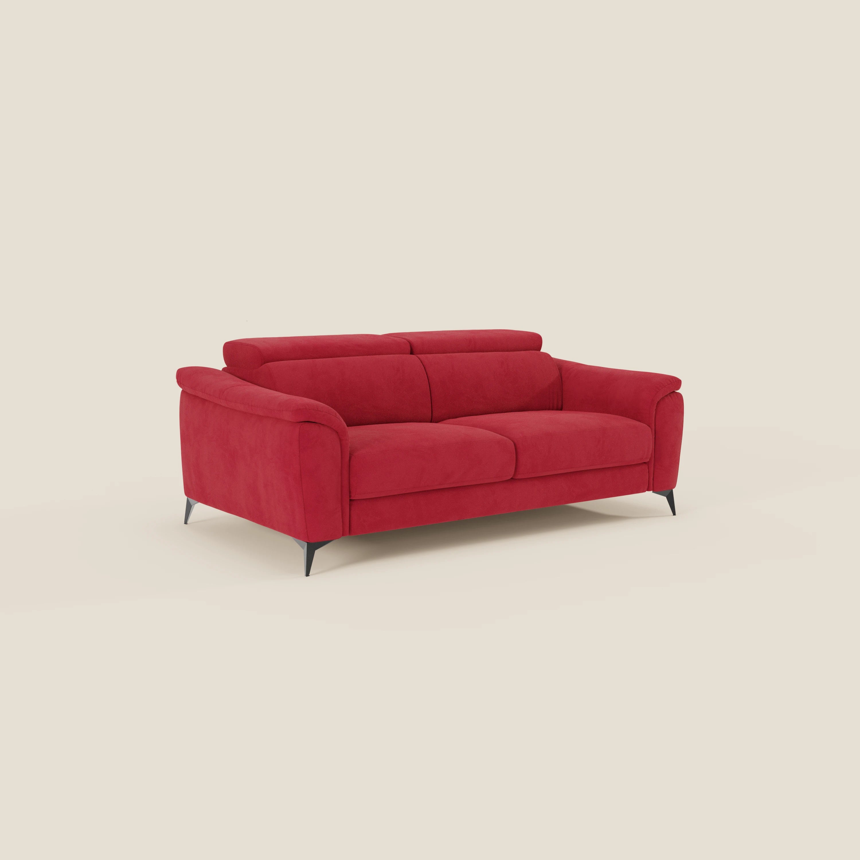 Arcos Divano 3 posti di Divani.Store è un moderno divano rosso con gambe alte, poggiatesta regolabili e microfibra T11 impermeabile. Il design elegante, i cuscini morbidi e le linee pulite lo rendono perfetto su uno sfondo color crema.