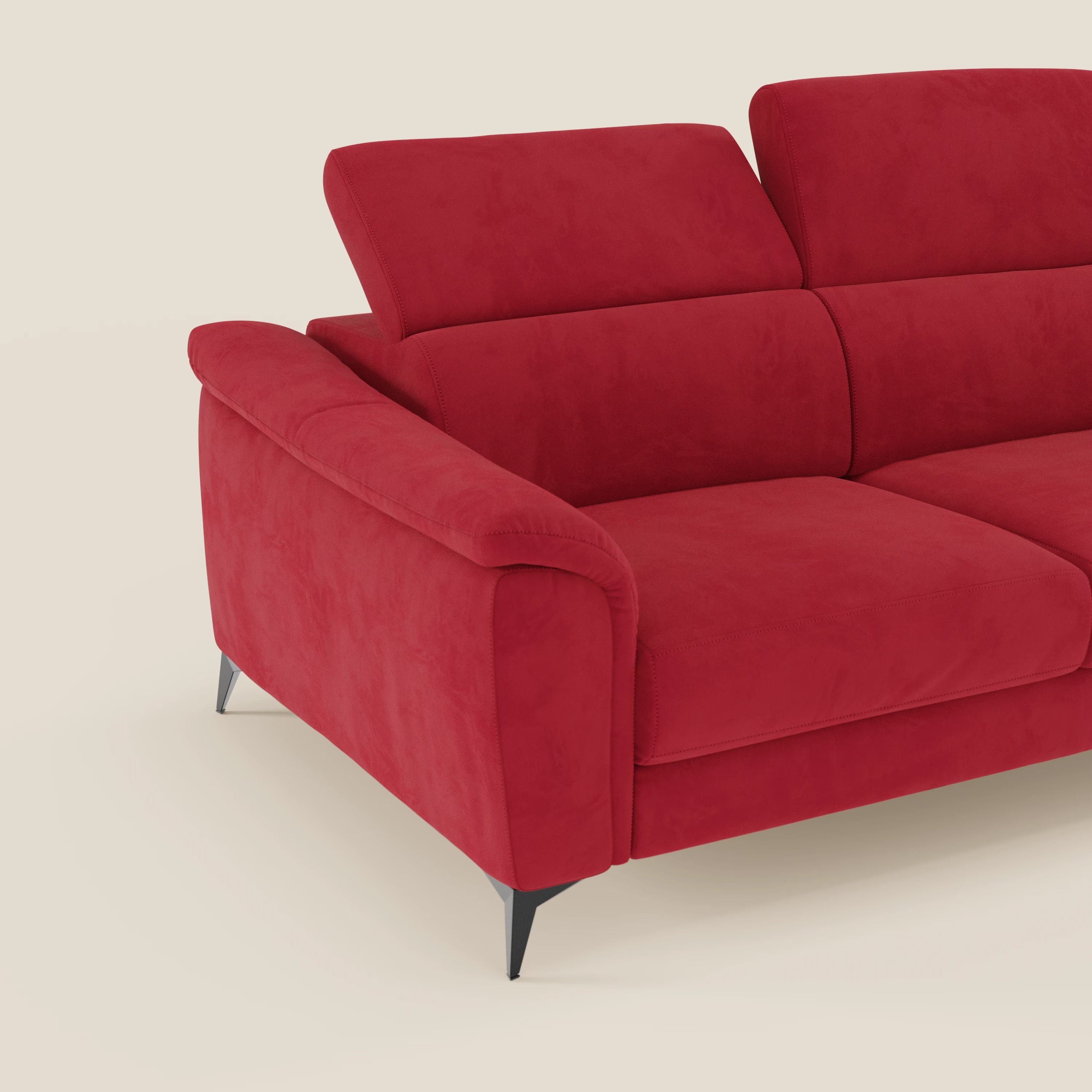 Arcos Divano 3 posti di Divani.Store è caratterizzato da alte gambe nere e poggiatesta regolabili in microfibra rossa impermeabile T11. L'immagine mette in evidenza il lato sinistro, che mostra la sua texture morbida e il suo design moderno su uno sfondo neutro.