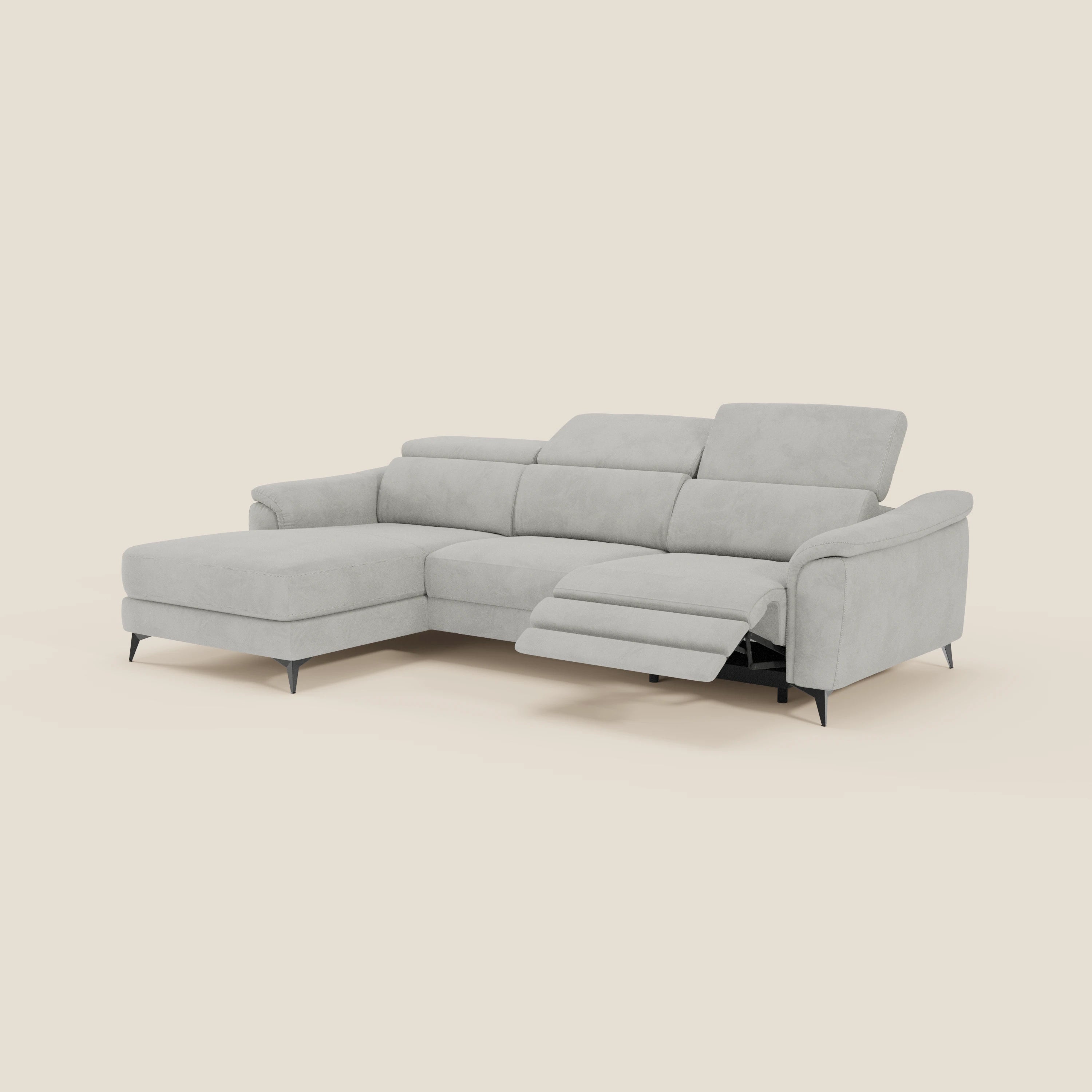 Arcos Divano con penisola di Divani.Store è caratterizzato da gambe alte, poggiatesta regolabili e rivestimento in microfibra impermeabile T11 grigio chiaro. Su uno sfondo beige, offre cuscini con inserti e artigianato italiano per un comfort moderno.