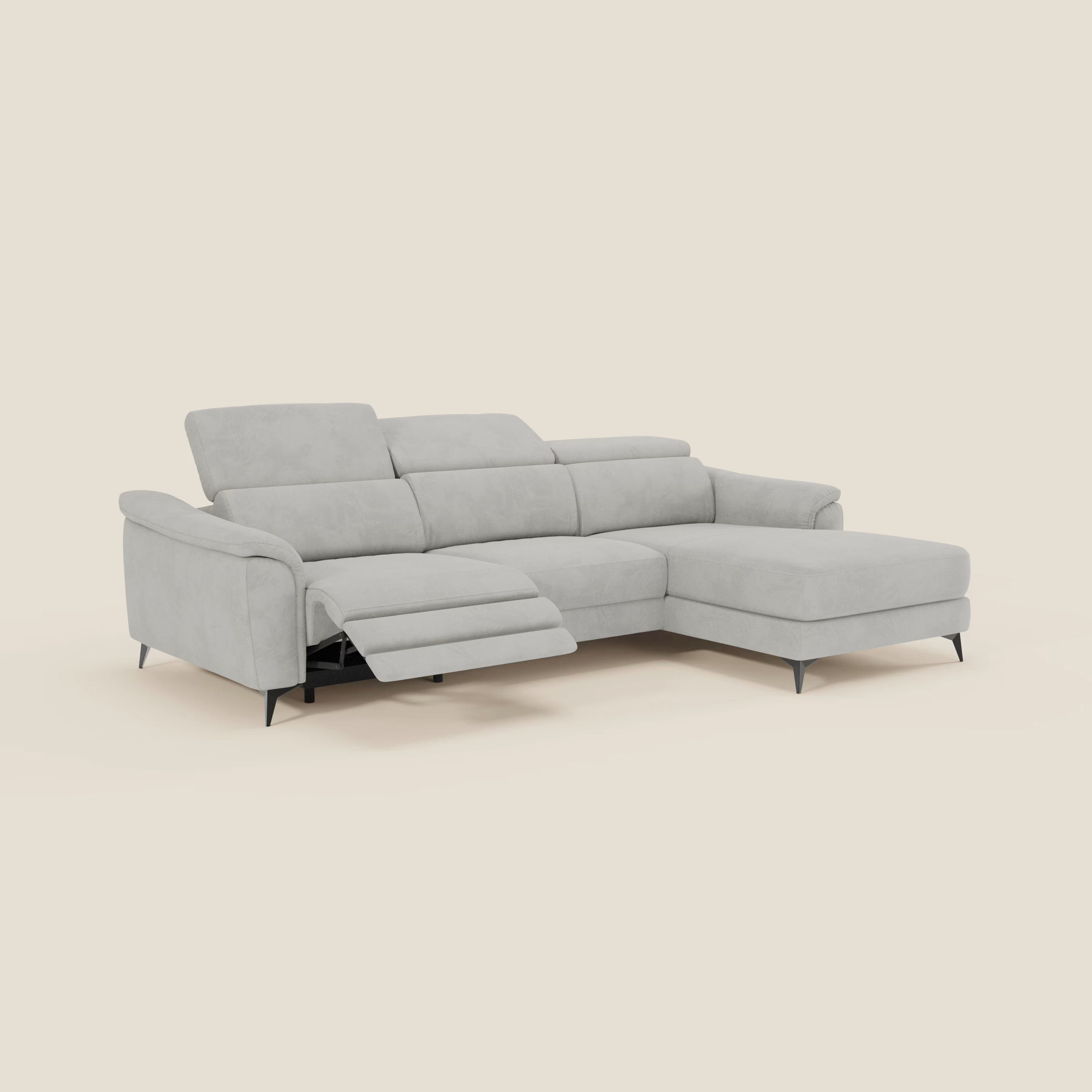 Arcos Divano con penisola di Divani.Store è caratterizzato da gambe alte e sottili, poggiatesta regolabili, seduta estraibile, reclinatore incorporato a sinistra e rivestimento in microfibra impermeabile T11 grigio chiaro: il design italiano perfetto per gli spazi moderni.