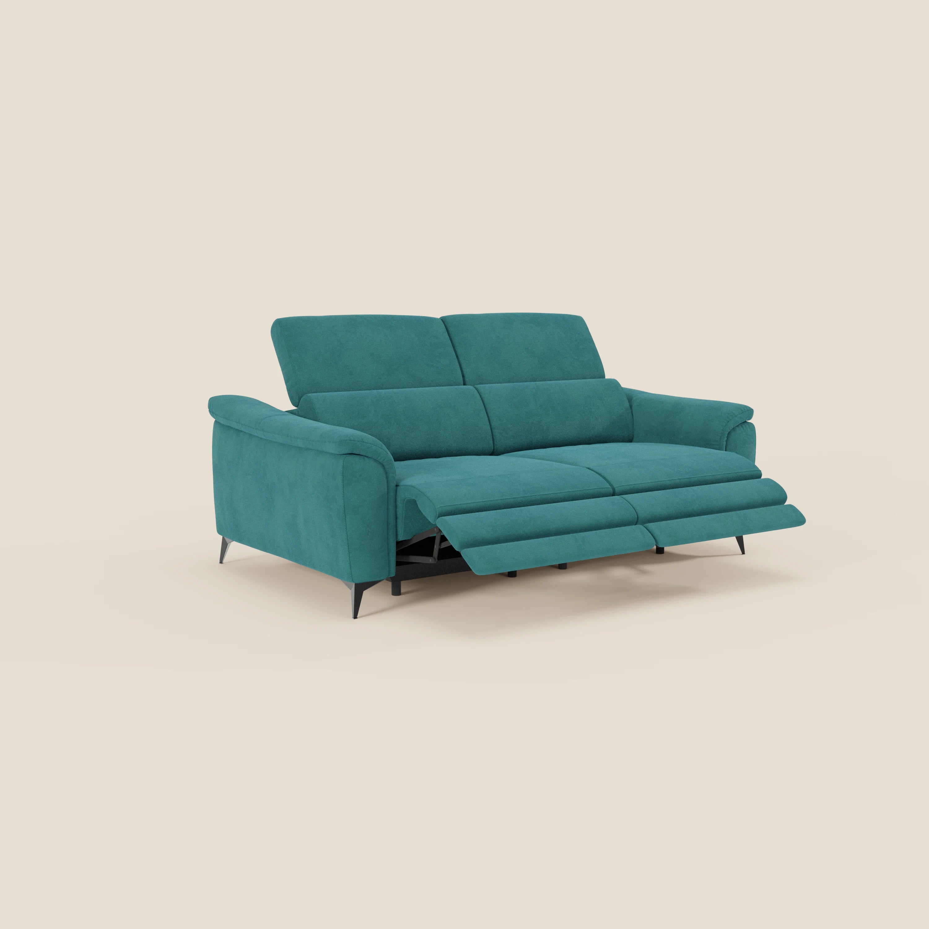 Arcos Divano 3 posti di Divani.Store è caratterizzato da gambe alte, braccioli curvi, cuscini dello schienale e poggiatesta regolabili in microfibra impermeabile T11 petrolio, su sfondo beige.