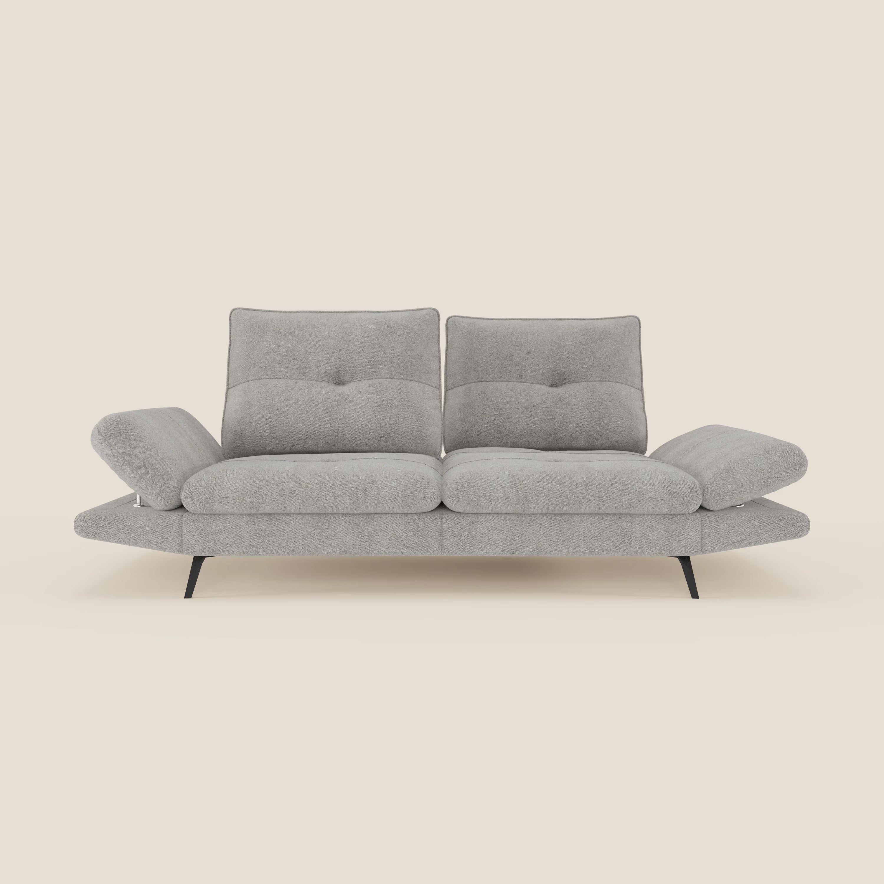 L'Ardex Divano 3 posti di Divani.Store, in morbido tessuto impermeabile T07 grigio, presenta schienali traslanti, braccioli regolabili inclinati, due cuscini di seduta trapuntati e gambe sottili nere su sfondo beige.