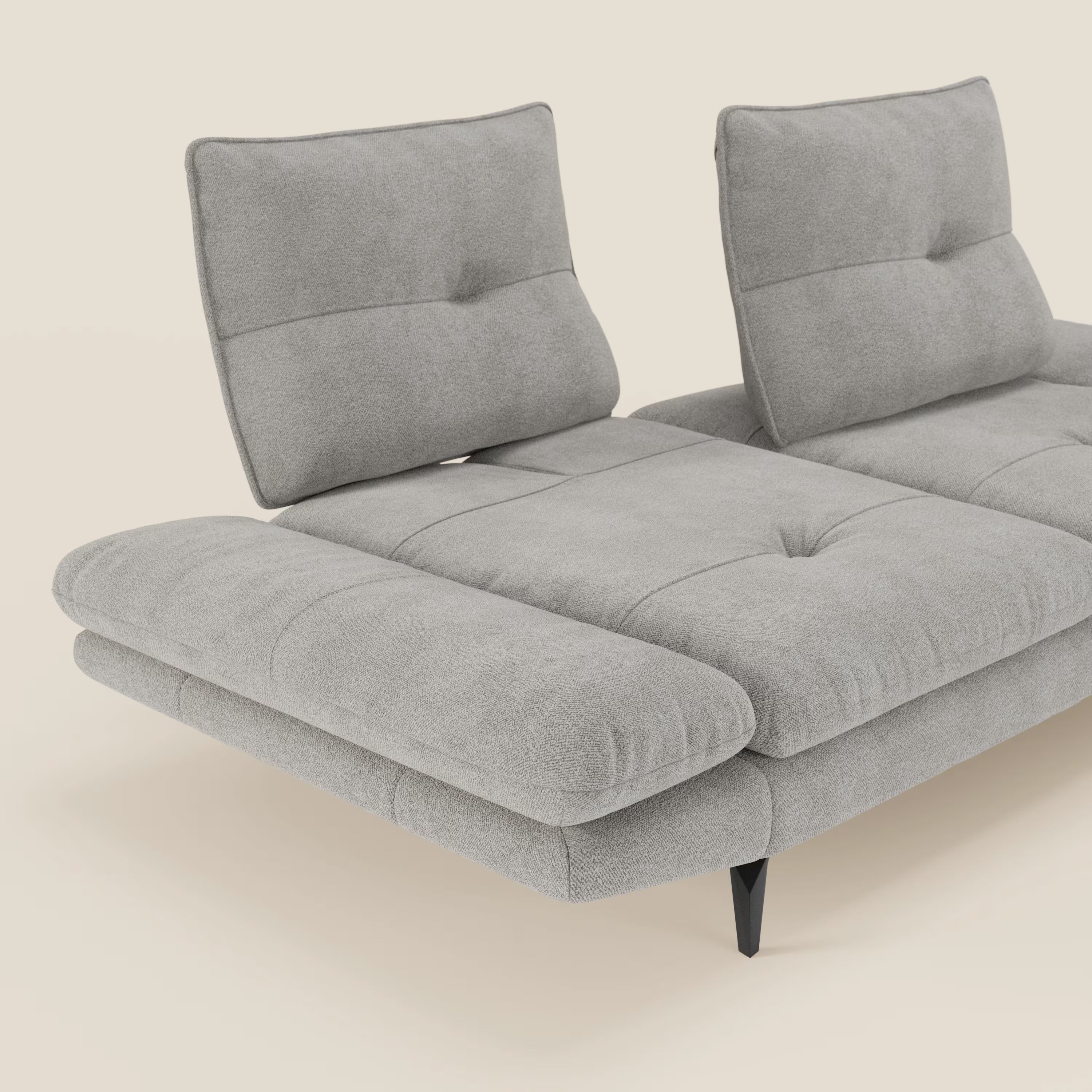 L'Ardex Divano 3 posti di Divani.Store, in tessuto impermeabile T07 grigio, presenta schienali traslanti, braccioli regolabili e spessi cuscini trapuntati. Gambe nere angolate esaltano il suo design moderno su sfondo beige essenziale.