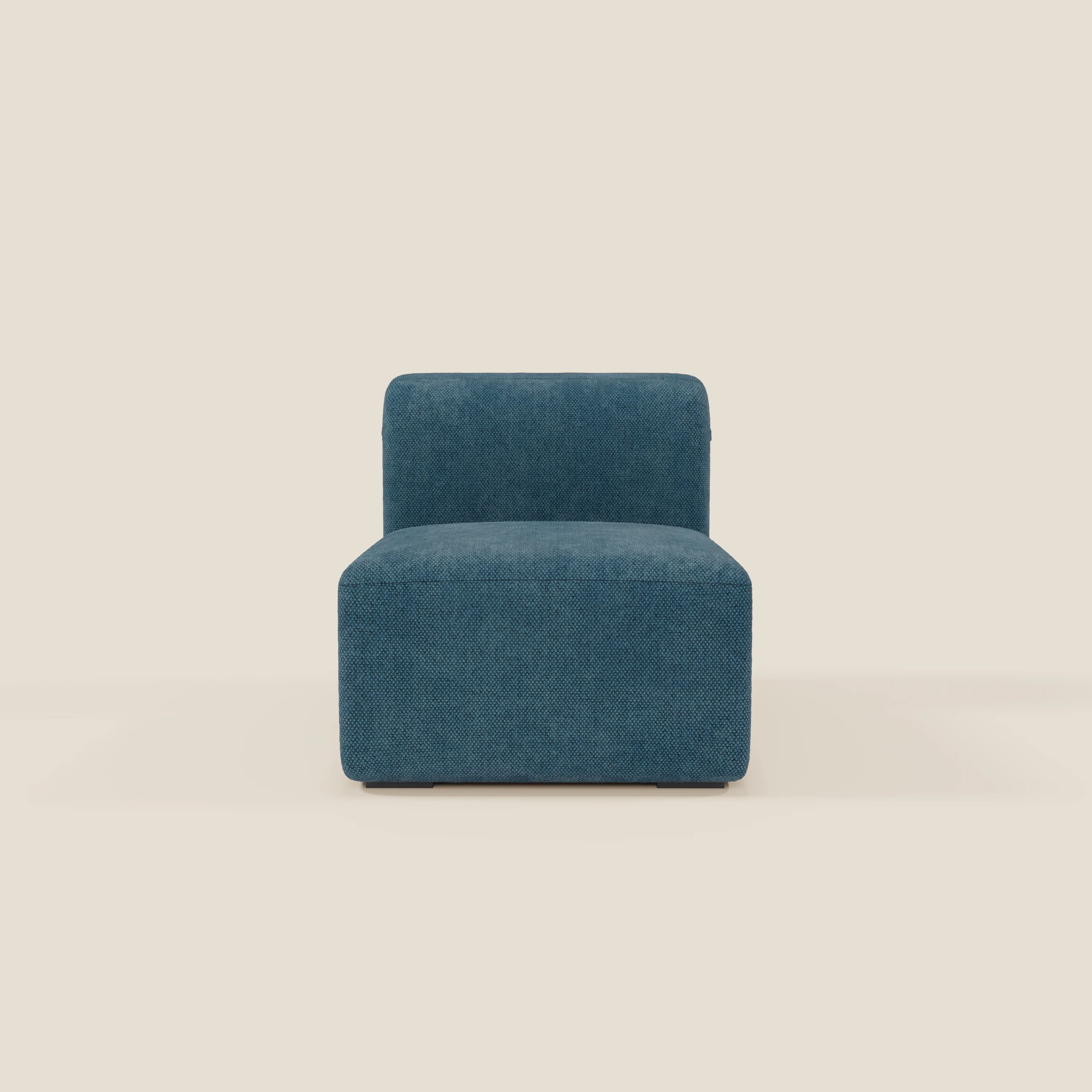 La sedia BonBon modulo centrale 70 cm - Grande Fratello edition petrolio di Divani.Store è una sedia squadrata senza braccioli in tessuto blu testurizzato con schienale basso e ampia seduta, dal design elegante e modulare su uno sfondo beige chiaro.