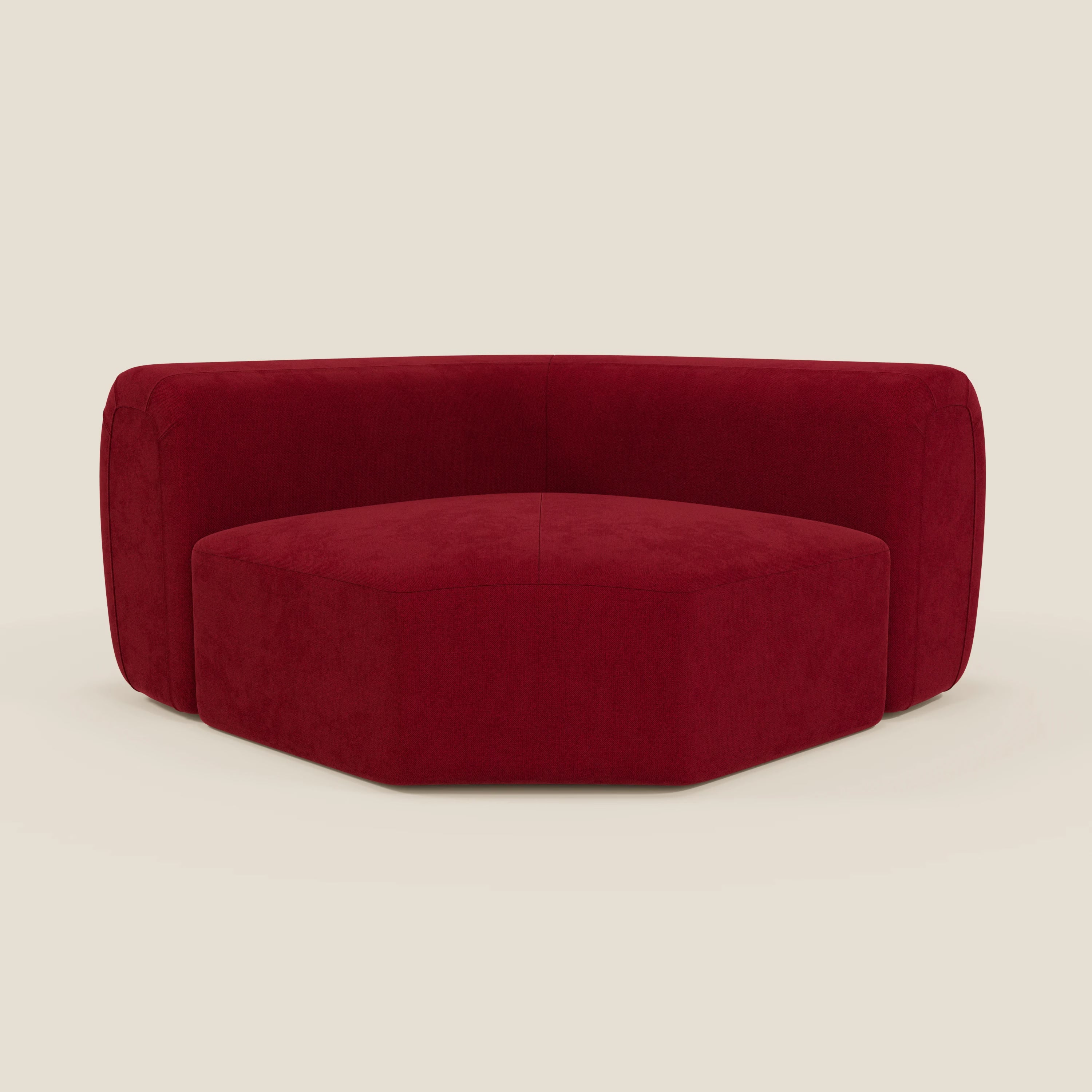 Il Bonbon Modulo angolare di Divani.Store è un moderno divano angolare in tessuto antimacchia T23 bordeaux, dalle linee pulite e dal rivestimento morbido, che offre un ampio comfort e una forma esagonale che si adatta perfettamente a qualsiasi spazio abitativo.