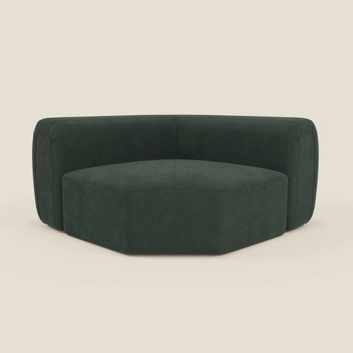 Bonbon Modulo angolare di Divani.Store è una poltrona componibile moderna in tessuto verde T23 antimacchia, con bordi morbidi e arrotondati e linee geometriche, schienale basso e ampia base, su sfondo beige chiaro.