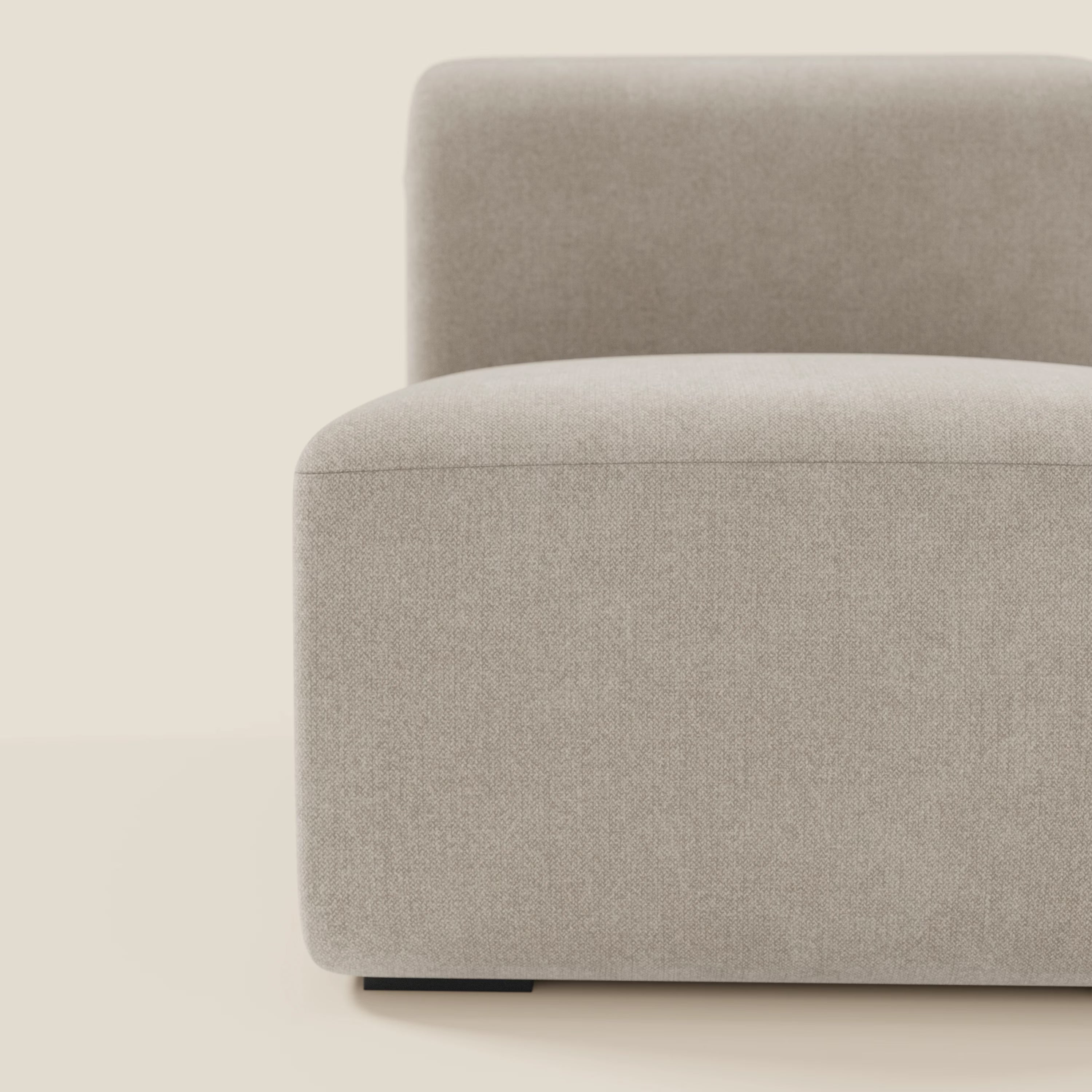 Il modulo centrale BonBon da 70 cm di Divani.Store, visto dal lato anteriore sinistro, è un componibile moderno e minimalista in tessuto smacchiabile T23 panna, caratterizzato da linee pulite, bracciolo basso e squadrato e cuscino di seduta piatto su sfondo chiaro.