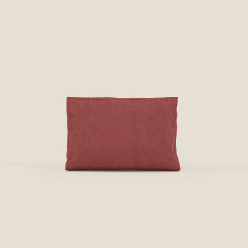Il cuscino schienale BonBon di Divani.Store, in tessuto smacchiabile T23 rosso ciliegia, è rettangolare con semplici bordi impunturati, presentato in posizione verticale su un semplice sfondo beige chiaro. Nessun motivo o abbellimento; la luce uniforme crea ombre minime.
