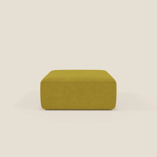 Il pouf divano modulare BonBon di Divani.Store, qui presentato in tessuto antimacchia T23 giallo sole, ha una forma rettangolare bassa con linee pulite e un design semplice e moderno su uno sfondo neutro bianco sporco.
