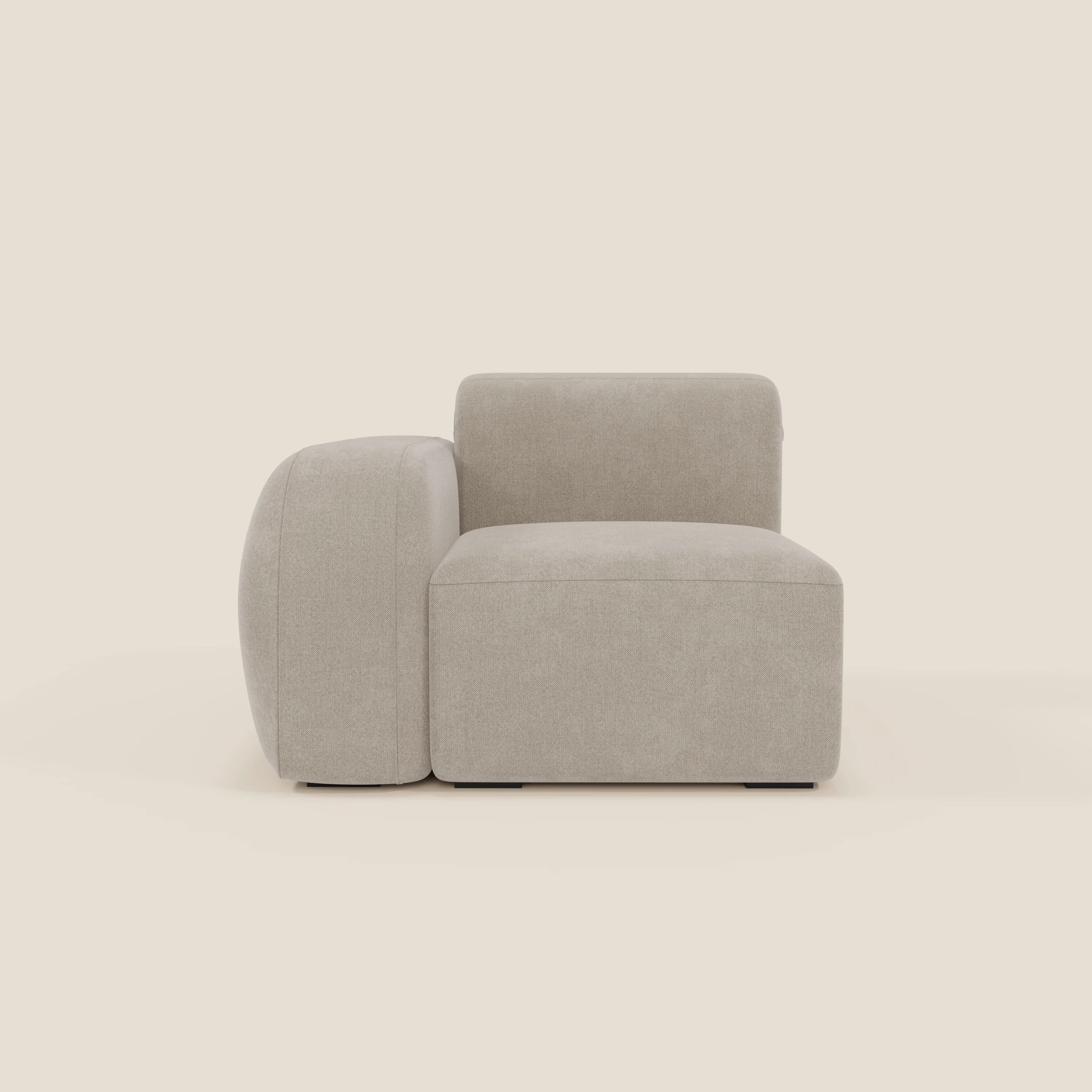 BonBon modulo terminale 105 cm di Divani.Store è una sedia moderna senza braccioli con bordi morbidi e arrotondati e tessuto antimacchia T23 panna, caratterizzata da una spessa seduta e uno schienale imbottiti in un design minimalista di colore bianco sporco.