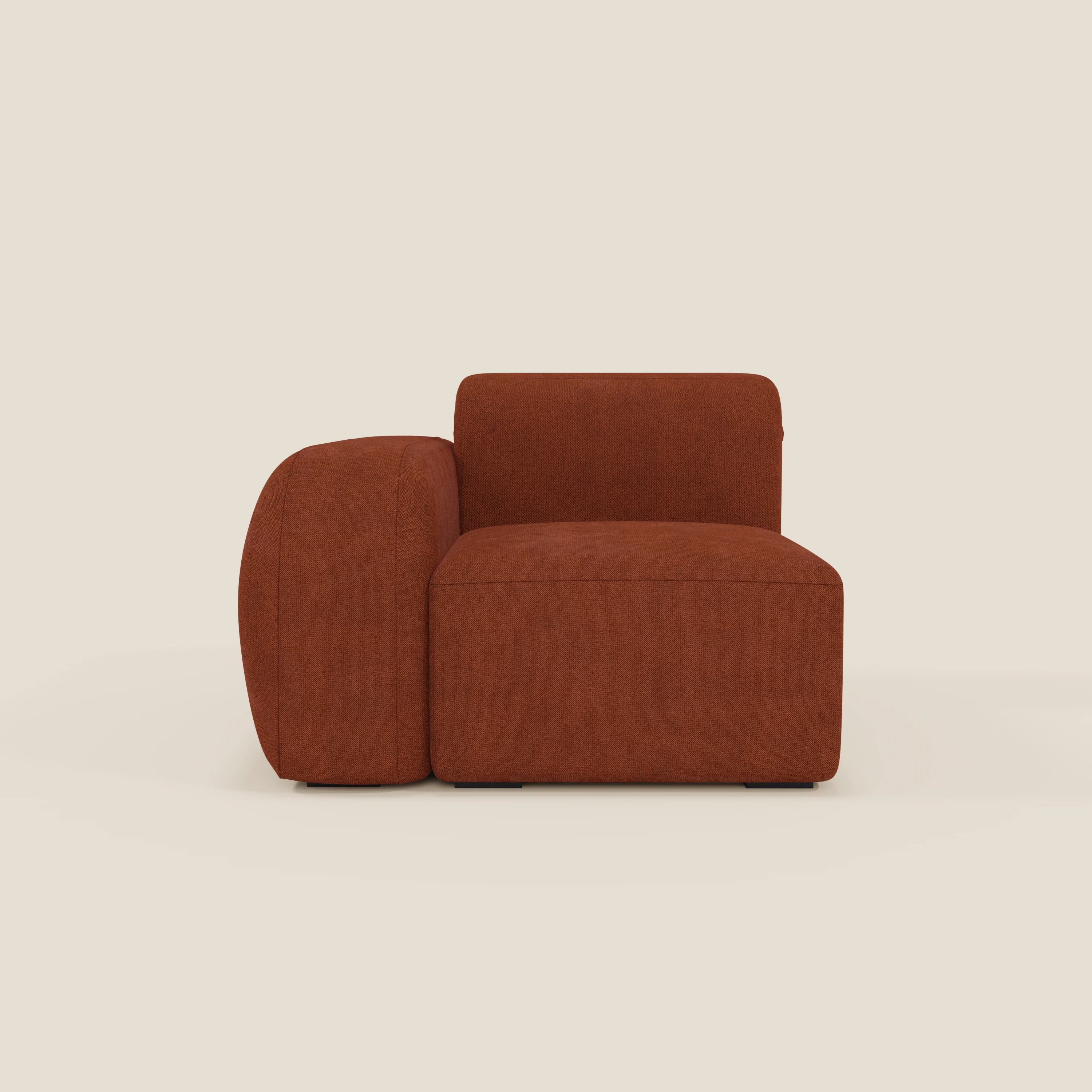 BonBon modulo terminale 105 cm sinistro o destro di Divani.Store è una moderna poltroncina senza braccioli in tessuto T23 ruggine smacchiabile, con spessi cuscini in peluche, bordi arrotondati e un design minimalista e squadrato su uno sfondo bianco sporco.