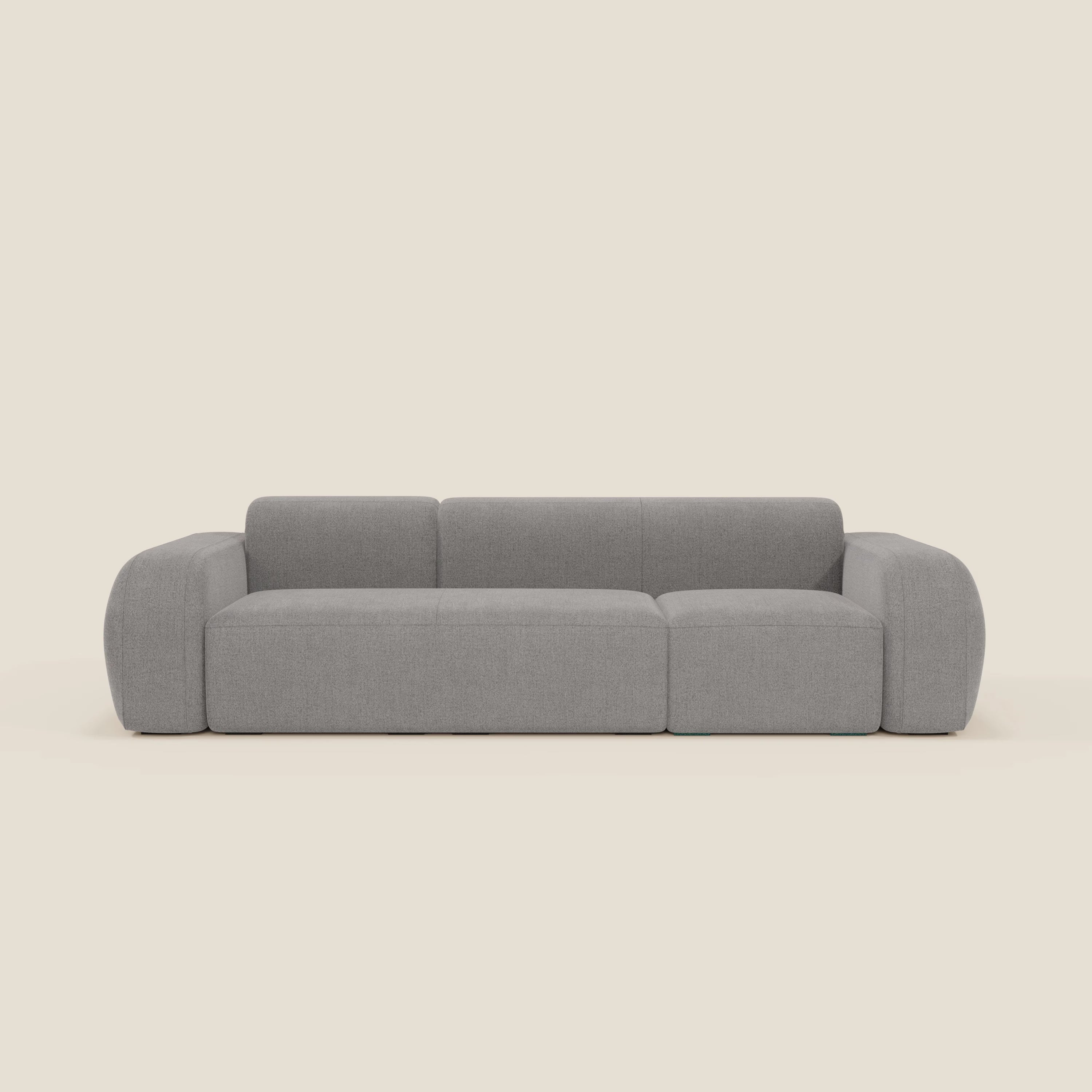 Il BonBon Divano componibile - Composizione Spaccamattone in tessuto smacchiabile T23 grigio di Divani.Store è un moderno divano grigio a basso profilo con ampi braccioli arrotondati, tre cuscini di seduta e un design contemporaneo e morbido.