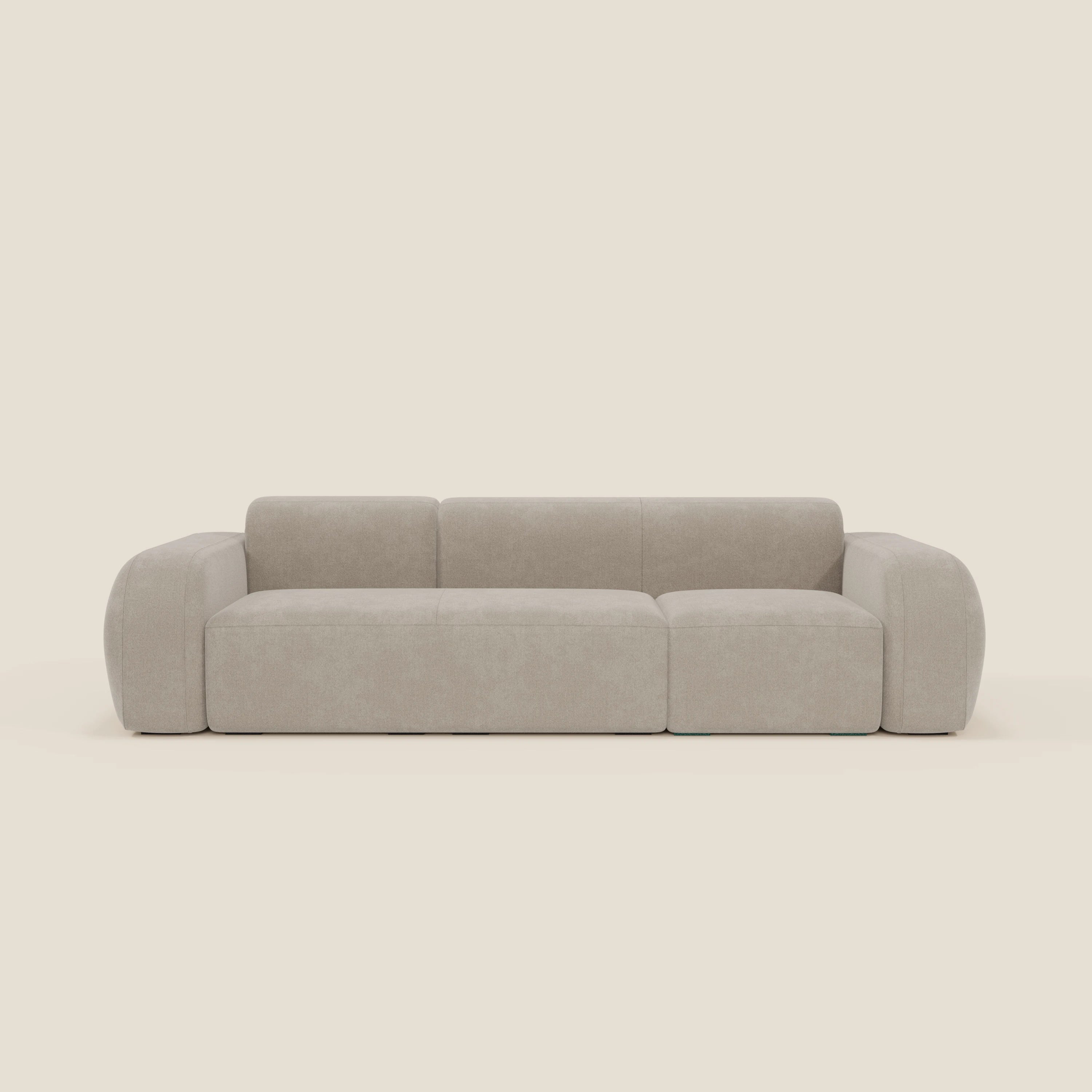 Il BonBon Divano componibile - Composizione Spaccamattone in tessuto smacchiabile T23 panna di Divani.Store è un moderno divano componibile di colore beige chiaro con schienale basso, seduta profonda e ampi braccioli arrotondati, in grado di ospitare comodamente tre persone.
