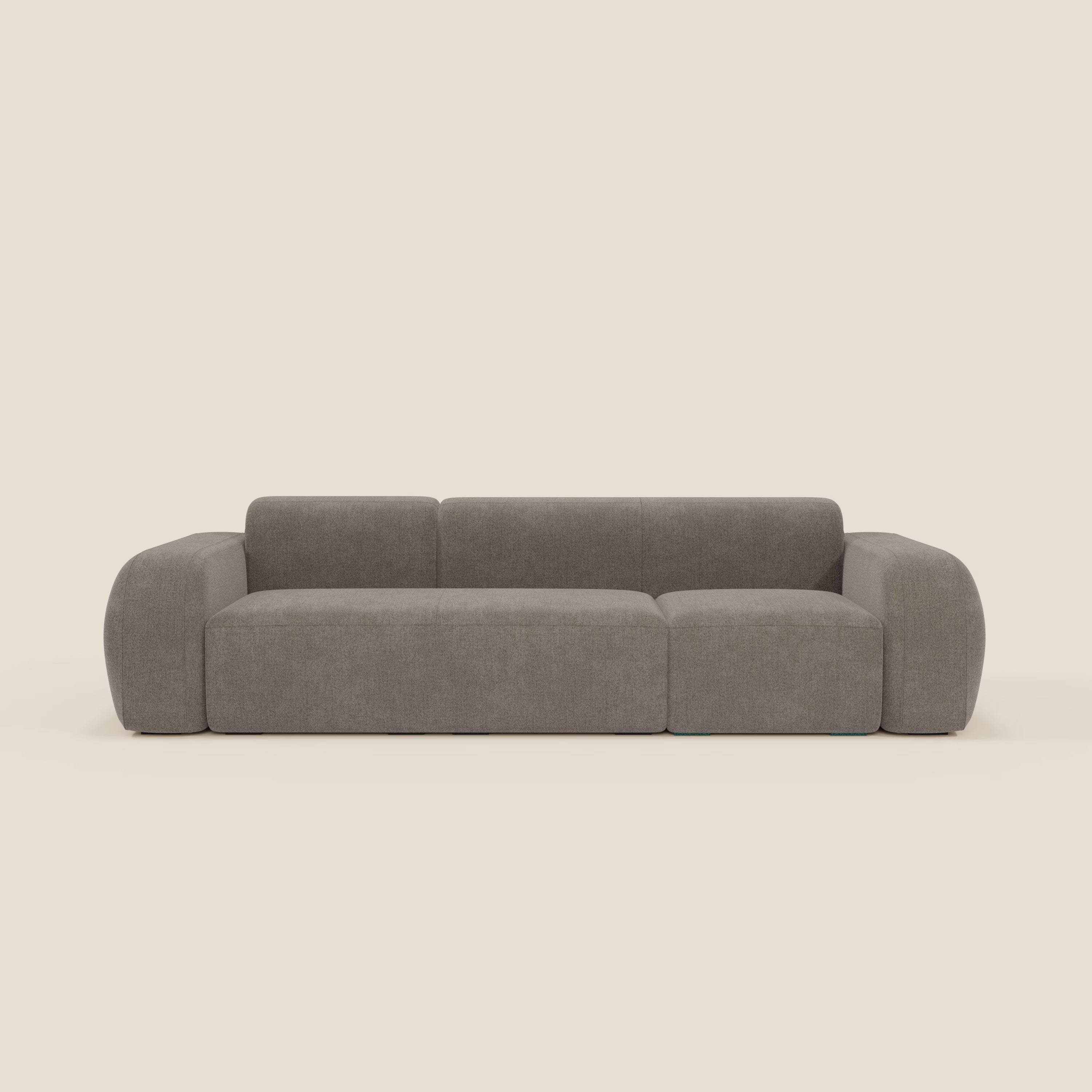 Il BonBon Divano componibile - Composizione Spaccamattone di Divani.Store è caratterizzato da un design minimalista e squadrato con braccioli spessi e arrotondati e schienale in tessuto smacchiabile T23 talpa. Questo modello a tre posti è basso e non ha gambe visibili.