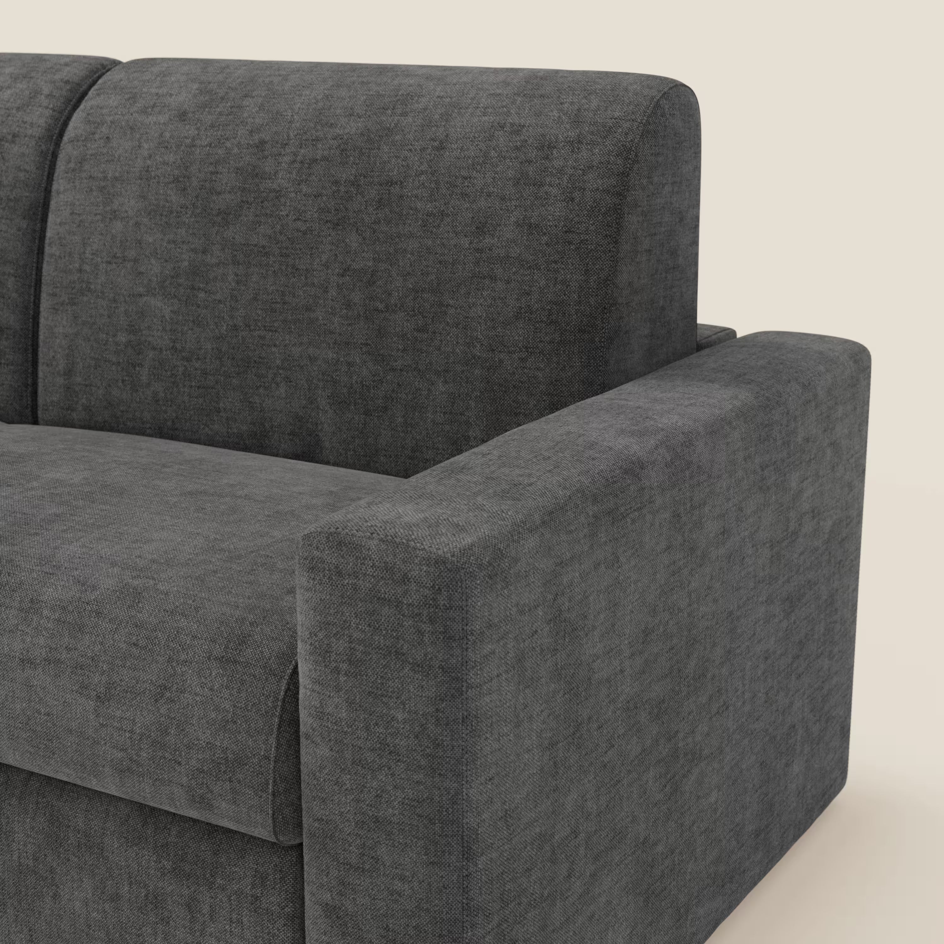 Un primo piano del Diomede Divano letto matrimoniale in velluto easy clean sfoderabile di Divani.Store mette in mostra il suo moderno design T35 antracite, evidenziando il bracciolo destro, la seduta e lo schienale con un tessuto morbido e sottilmente strutturato su uno sfondo chiaro.