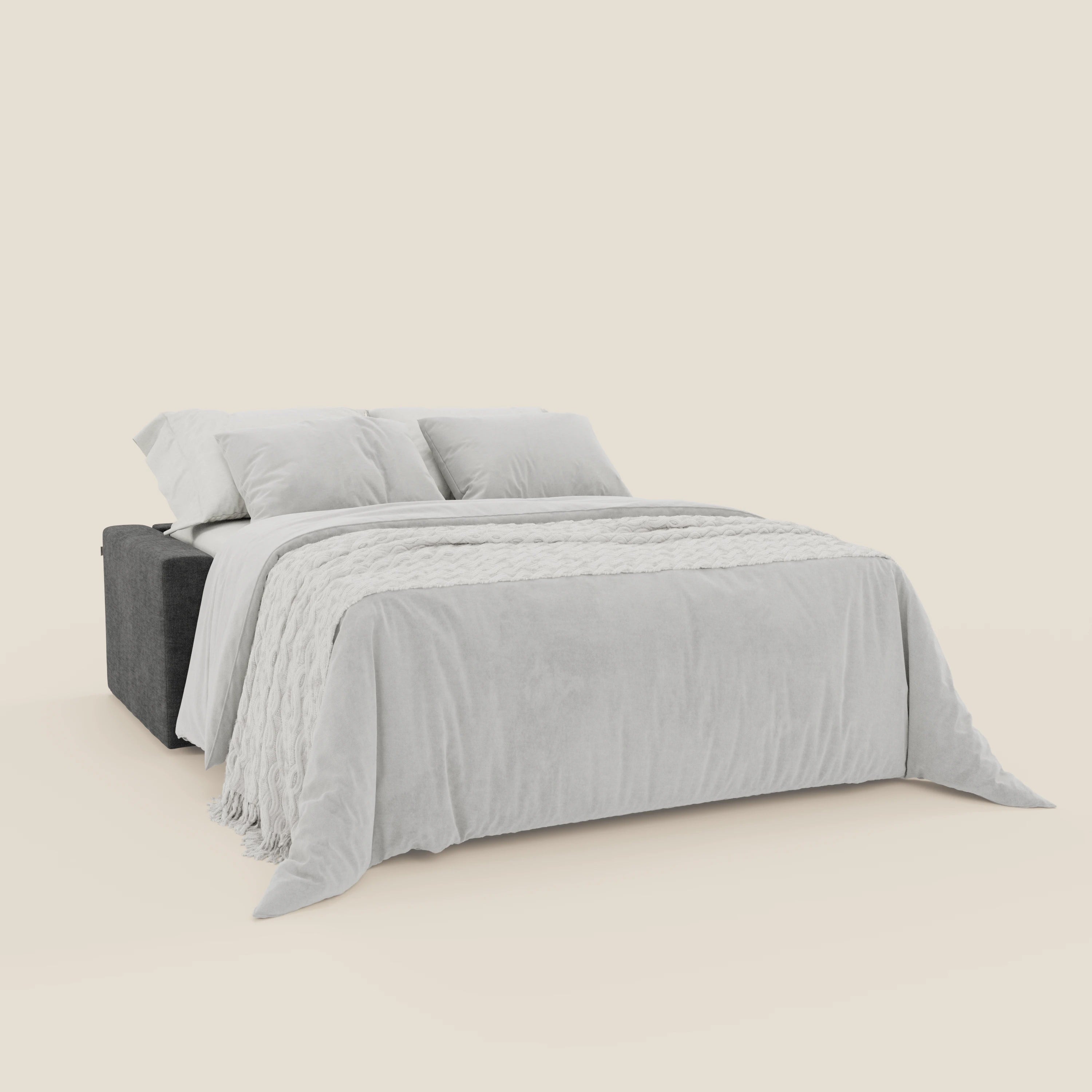 Il divano letto matrimoniale Diomede di Divani.Store è caratterizzato da un design moderno in velluto T35 antracite facile da pulire, con base imbottita grigio scuro, piumone grigio chiaro, cuscini coordinati e cuscino testurizzato su uno sfondo bianco sporco.