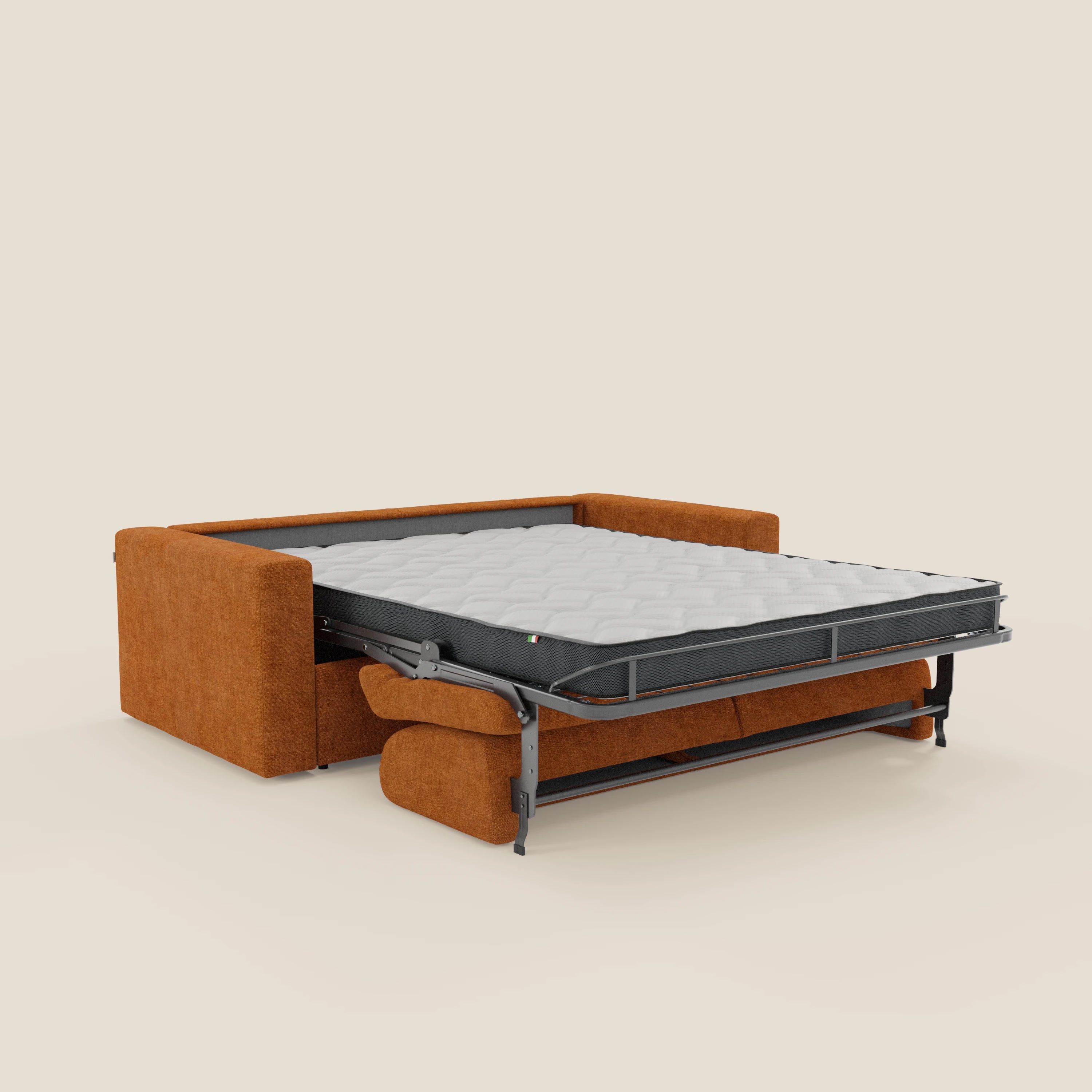 Il divano letto matrimoniale Diomede in velluto arancio di Divani.Store è caratterizzato da un design moderno e squadrato, con rivestimento sfoderabile e facile da pulire e comfort T35. Mostrato completamente esteso con il giroletto in metallo su uno sfondo color crema.