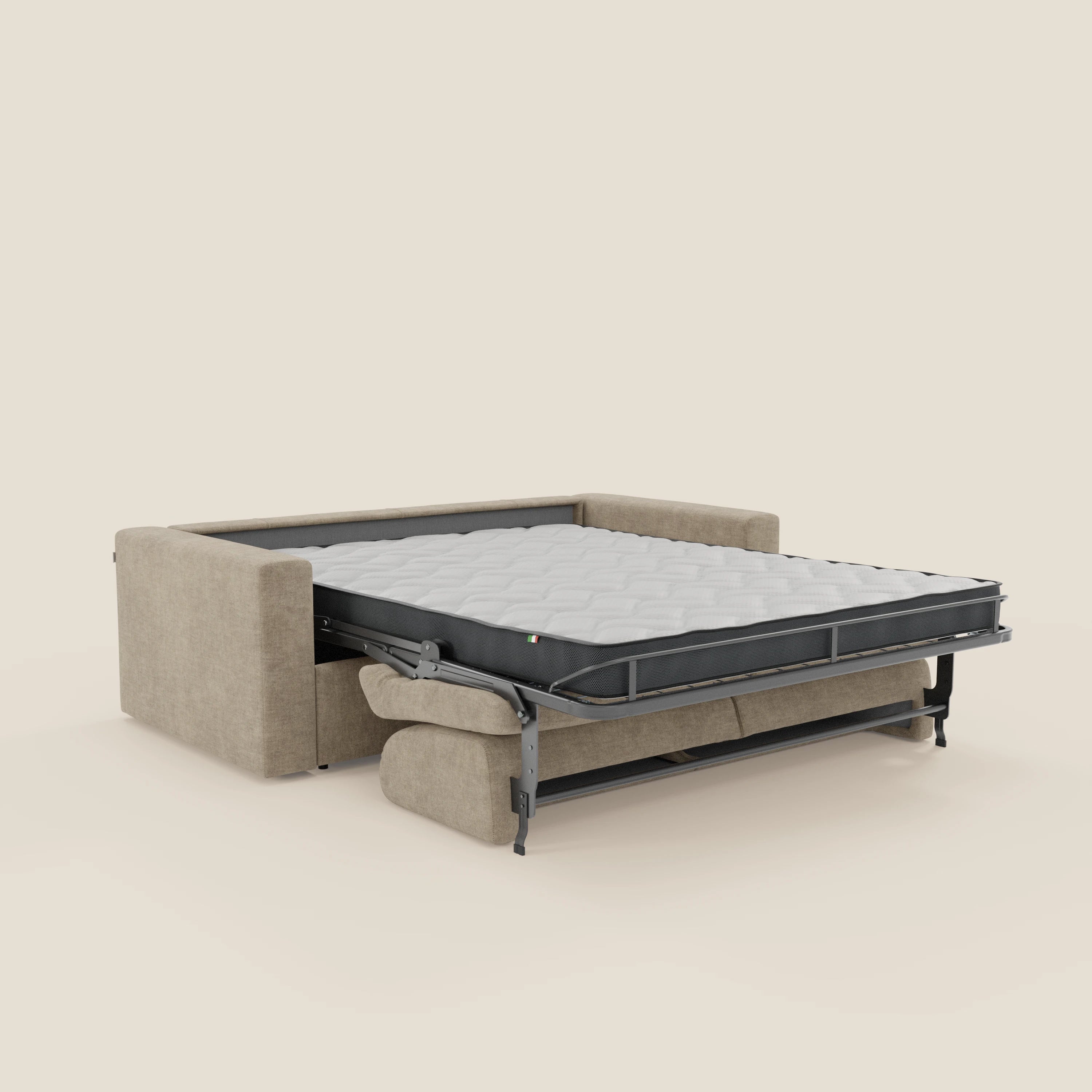 Il divano letto matrimoniale Diomede di Divani.Store è caratterizzato da un rivestimento in velluto T35 beige sfoderabile e facile da pulire, con un materasso trapuntato grigio chiaro dispiegato su una struttura in metallo, su uno sfondo chiaro.