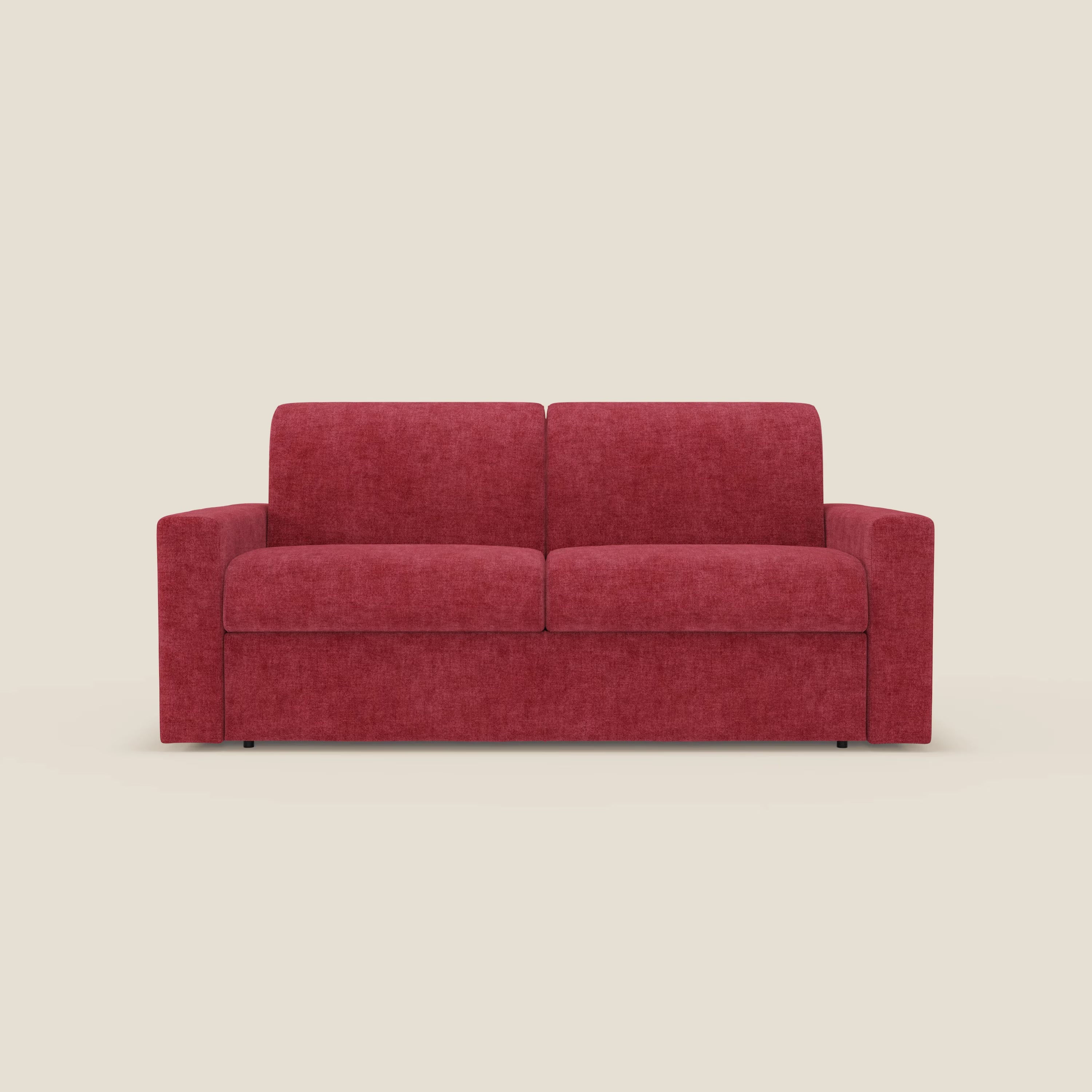 Il Divano letto matrimoniale Diomede in velluto T35 rosso di Divani.Store, con ampi braccioli e un design moderno e minimalista, è caratterizzato da linee pulite e cuscini morbidi. Il suo rivestimento rosso spicca sullo sfondo beige chiaro per un look accogliente.