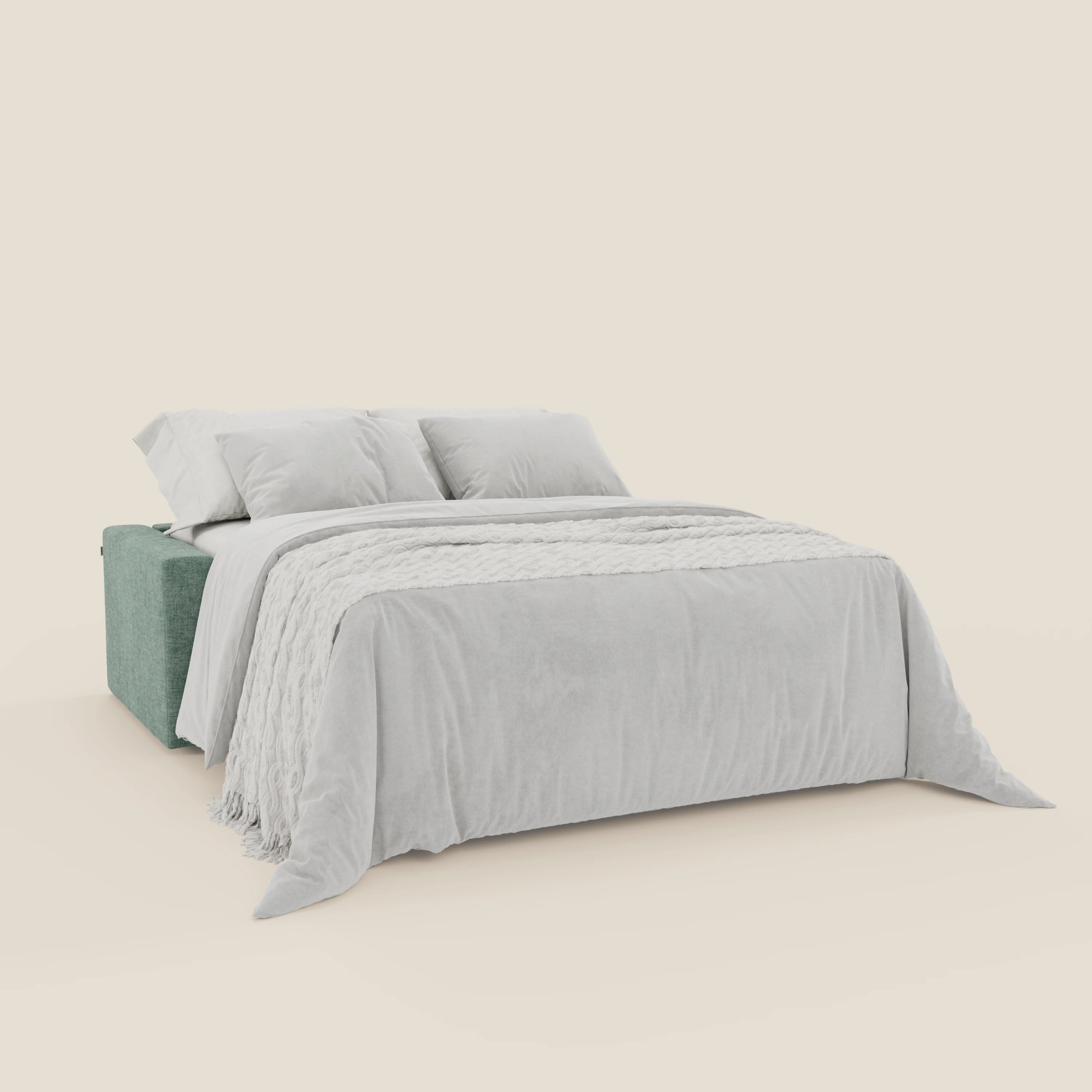 Il divano letto matrimoniale Diomede in velluto easy clean T35 verde acqua di Divani.Store è caratterizzato da una moderna base imbottita, un'accogliente biancheria da letto bianca, una coperta testurizzata e due cuscini per un look confortevole ed elegante su uno sfondo beige chiaro.