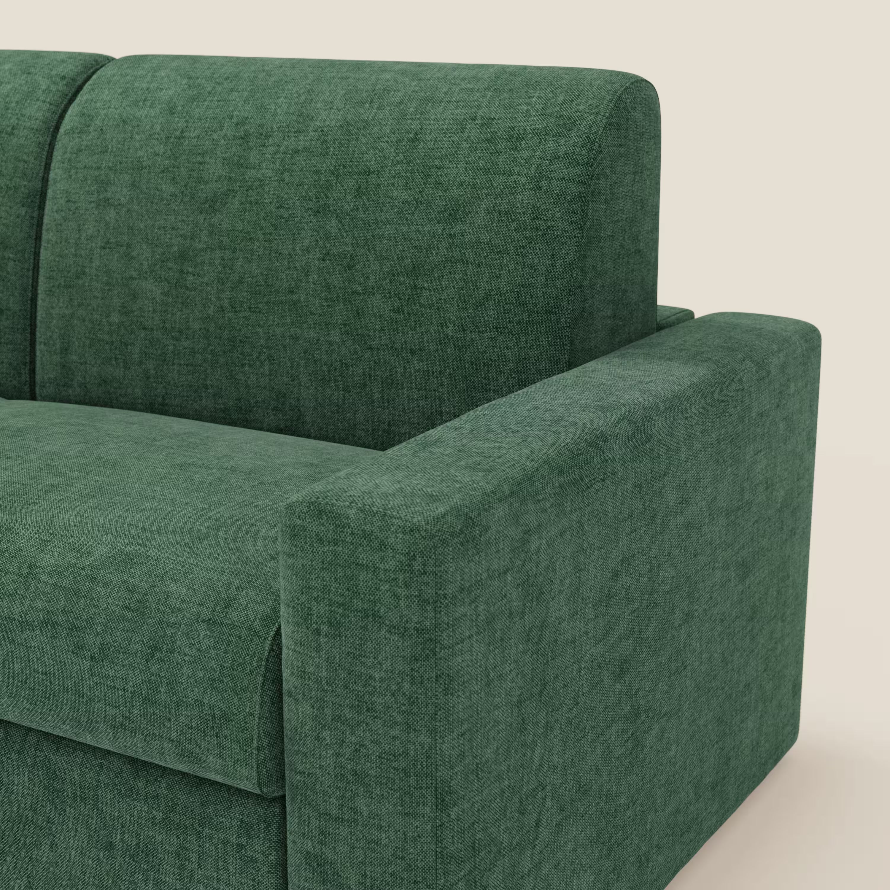 Un primo piano del divano letto matrimoniale Diomede di Divani.Store, rivestito in velluto verde T35 sfoderabile e facile da pulire, mostra gli spessi braccioli e un design moderno e minimalista su uno sfondo chiaro.