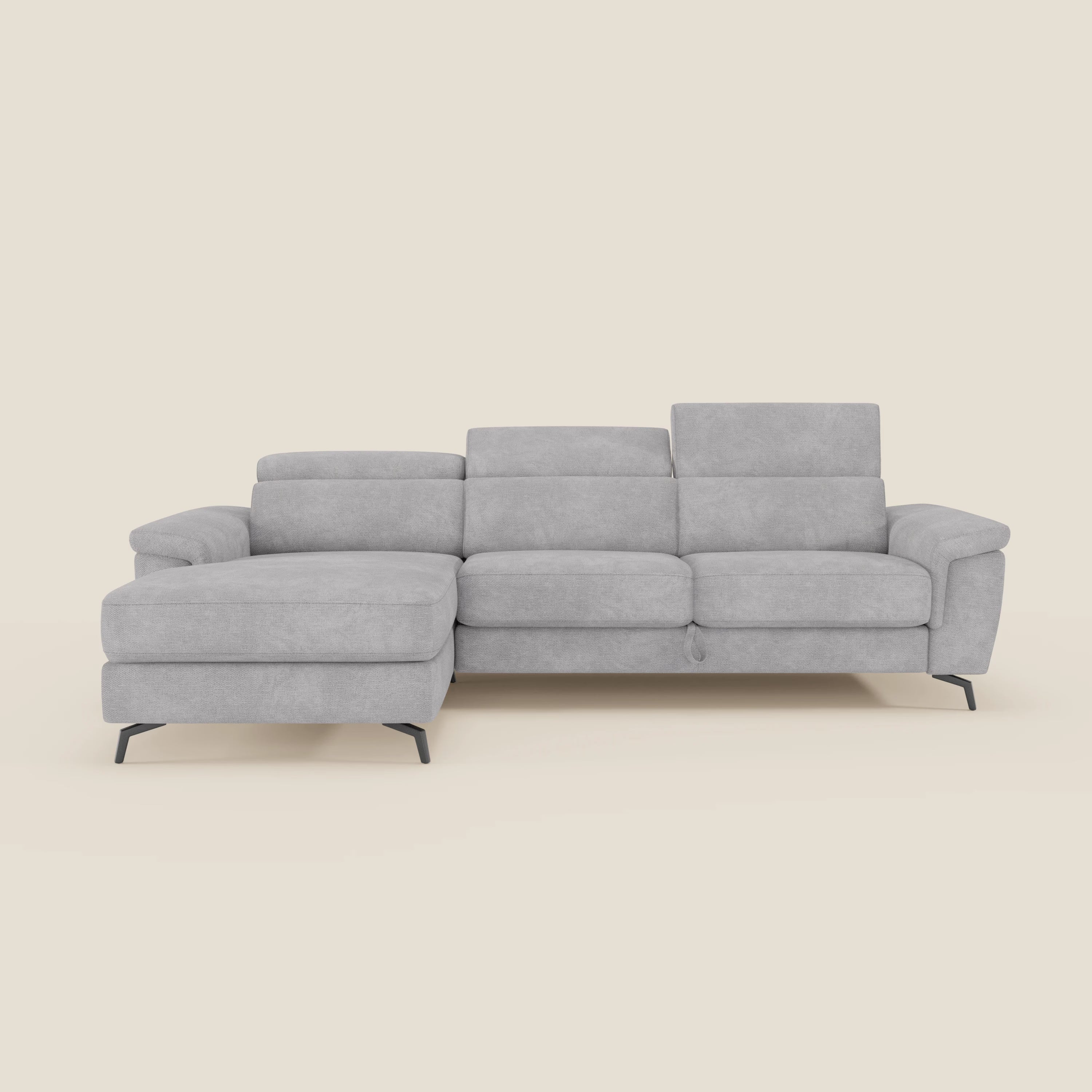 Estro Divano estraibile di Divani.Store in tessuto impermeabile grigio chiaro T14 è caratterizzato da una chaise-longue sinistra, tre sedute, poggiatesta reclinabili, ampi braccioli e sottili gambe in metallo nero su sfondo crema.
