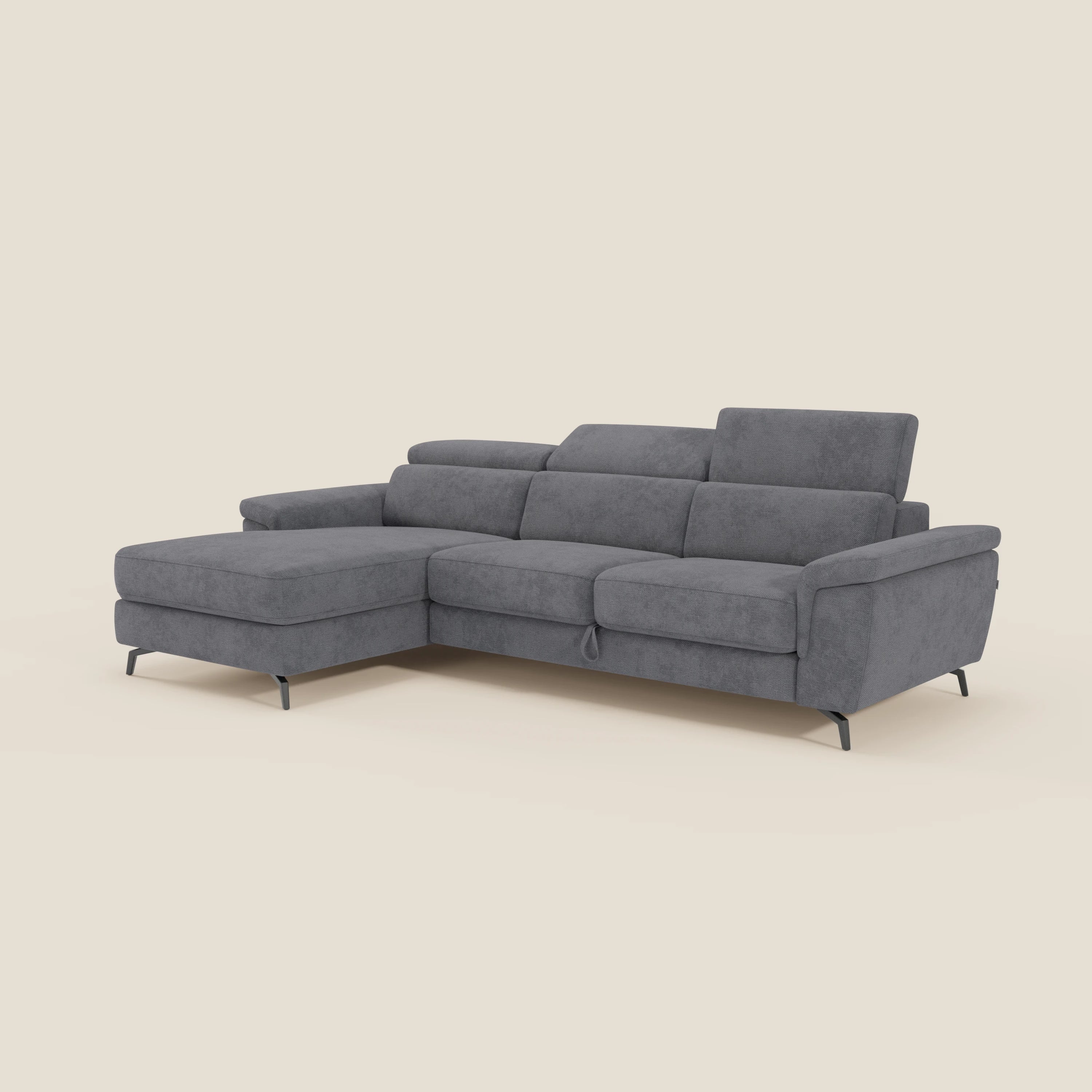 Il divano Estro estraibile di Divani.Store, in tessuto impermeabile T14 grigio con chaise-longue e poggiatesta reclinabili, presenta gambe sottili in metallo nero ed è ambientato su sfondo beige chiaro.
