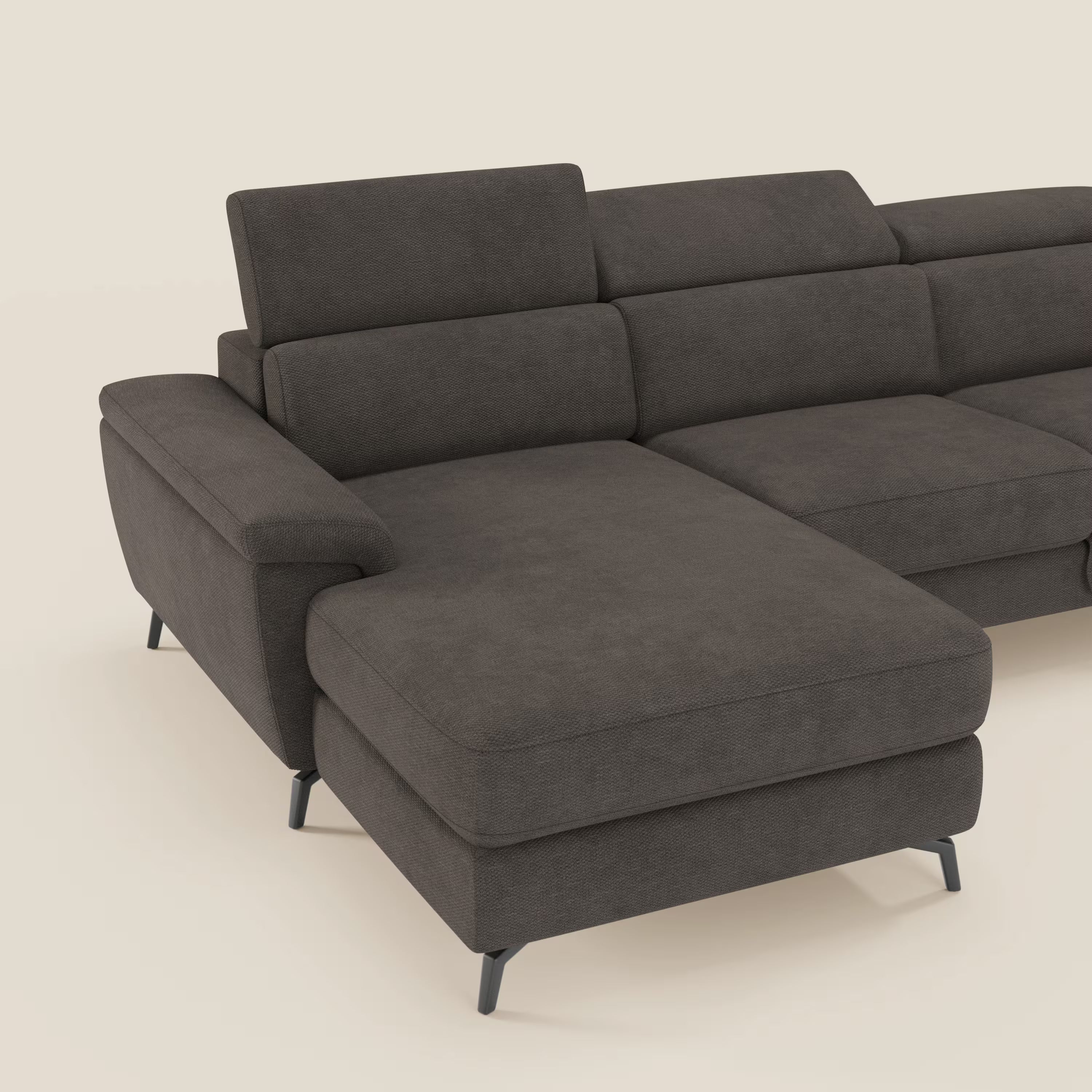 Estro Divano estraibile di Divani.Store è caratterizzato da una chaise-longue a sinistra, da poggiatesta reclinabili e da un rivestimento in tessuto impermeabile T14 marrone, oltre ad ampi braccioli e gambe in metallo nero, su sfondo beige chiaro.