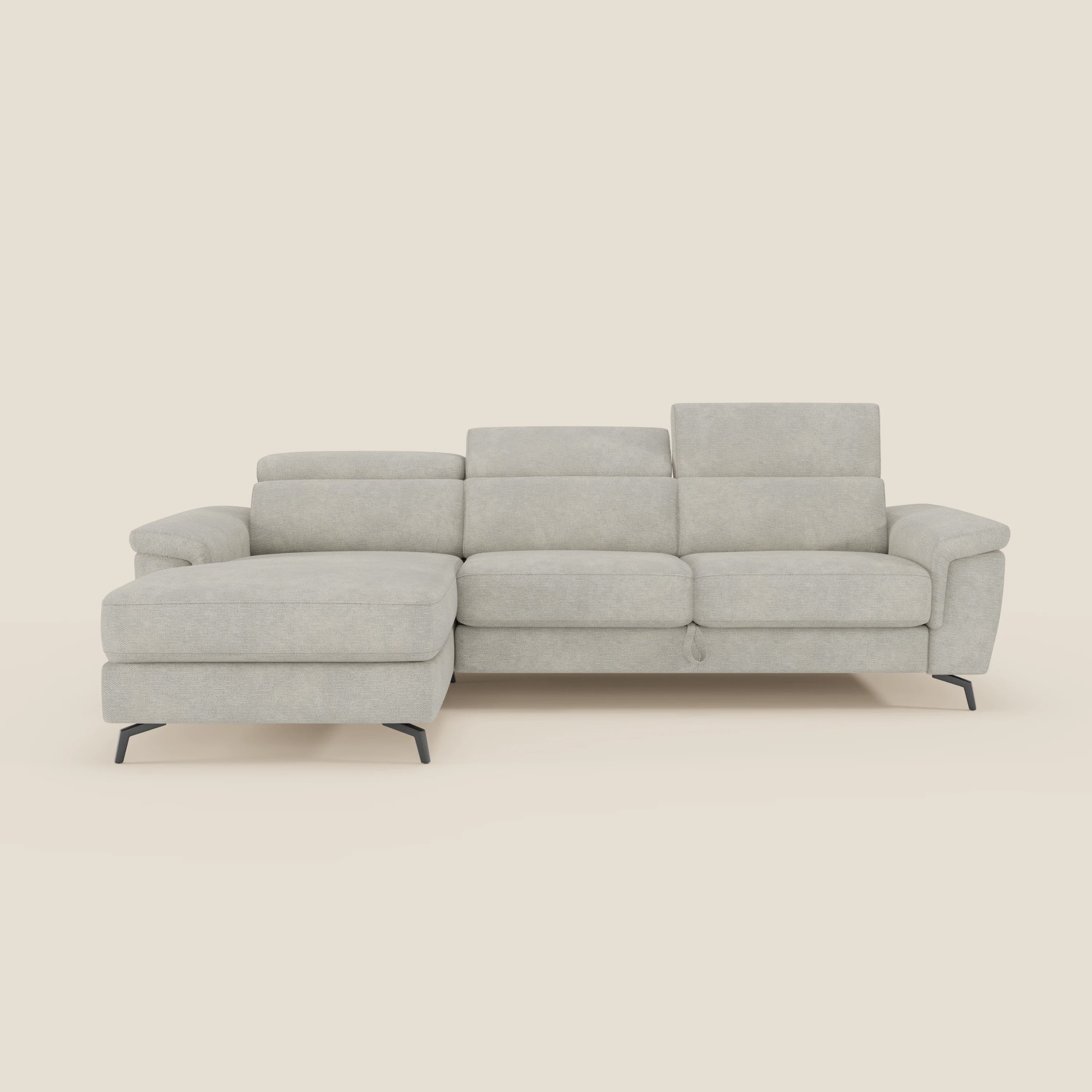 L'Estro Divano estraibile di Divani.Store in T14 panna è dotato di chaise-longue, poggiatesta regolabili, rivestimento impermeabile e sottili gambe in metallo nero per un comfort elegante su uno sfondo beige semplice.