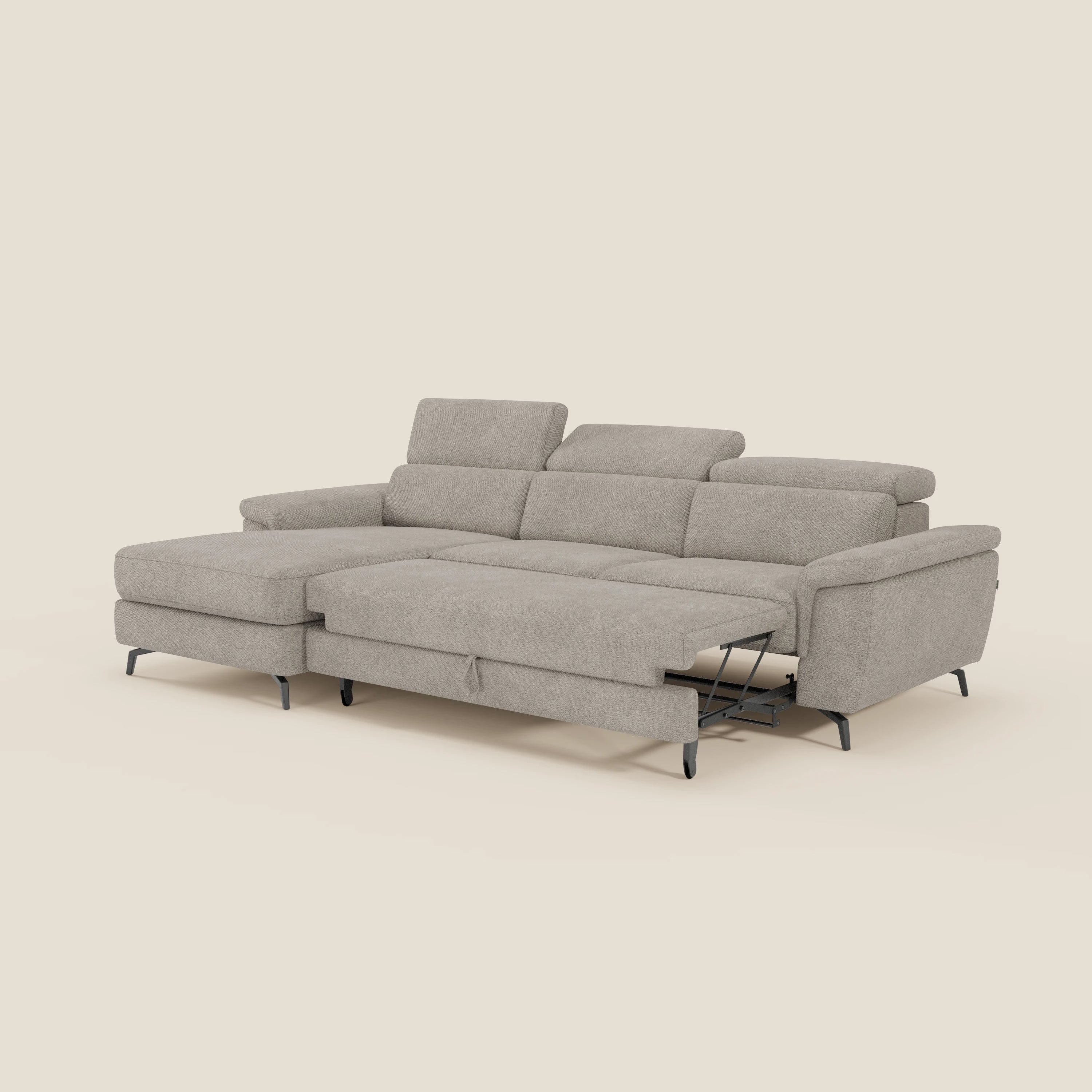 L'Estro Divano estraibile di Divani.Store è caratterizzato da una chaise-longue, tre poggiatesta reclinabili e un rivestimento in tessuto tortora T14 impermeabile, con sottili gambe in metallo nero, il tutto su un semplice sfondo bianco sporco.