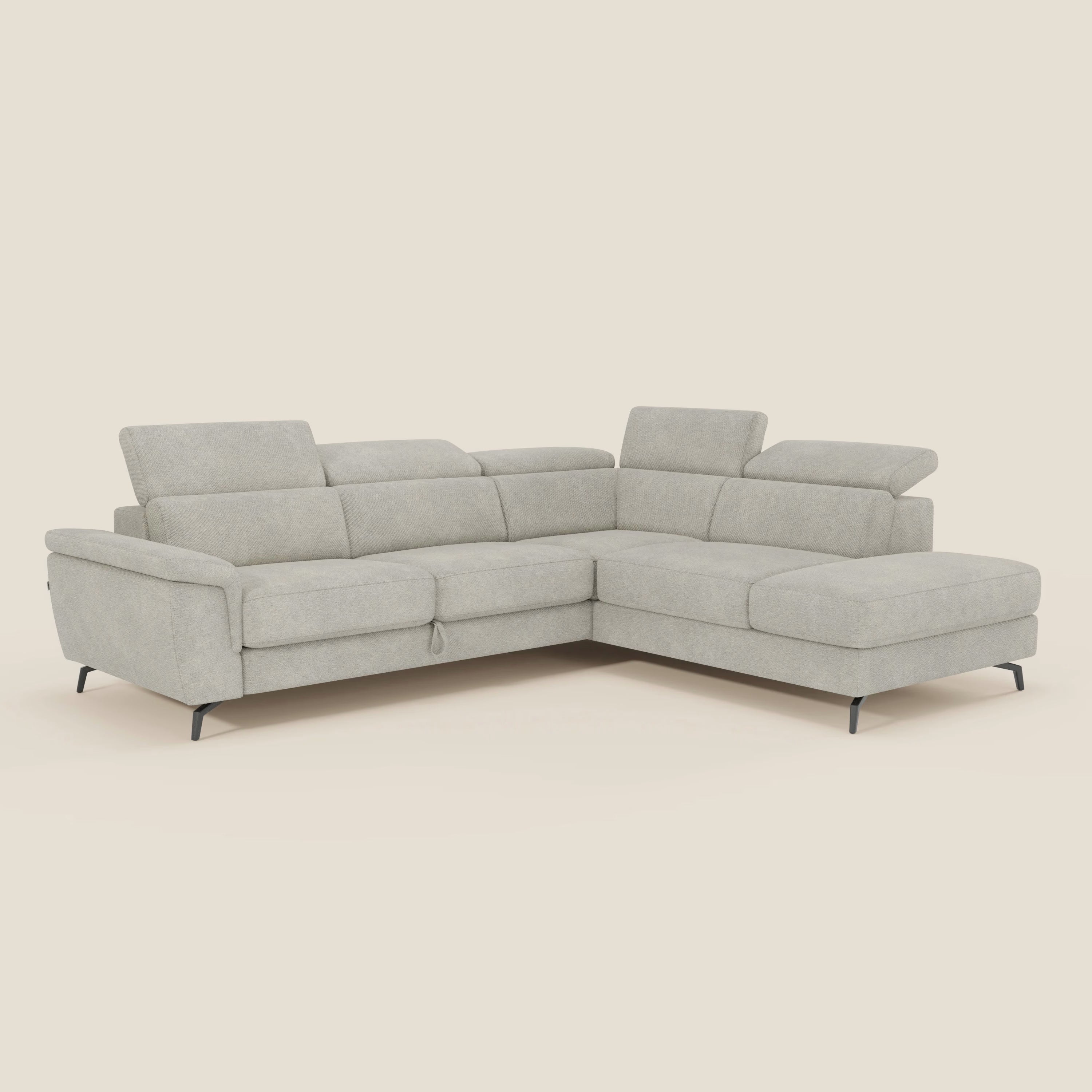 Il divano angolare estraibile Estro di Divani.Store è caratterizzato da poggiatesta reclinabili, gambe nere sottili e tessuto impermeabile T14 panna. Moderno e minimalista, è perfetto per i soggiorni contemporanei grazie ai suoi cuscini e alle sue linee pulite.