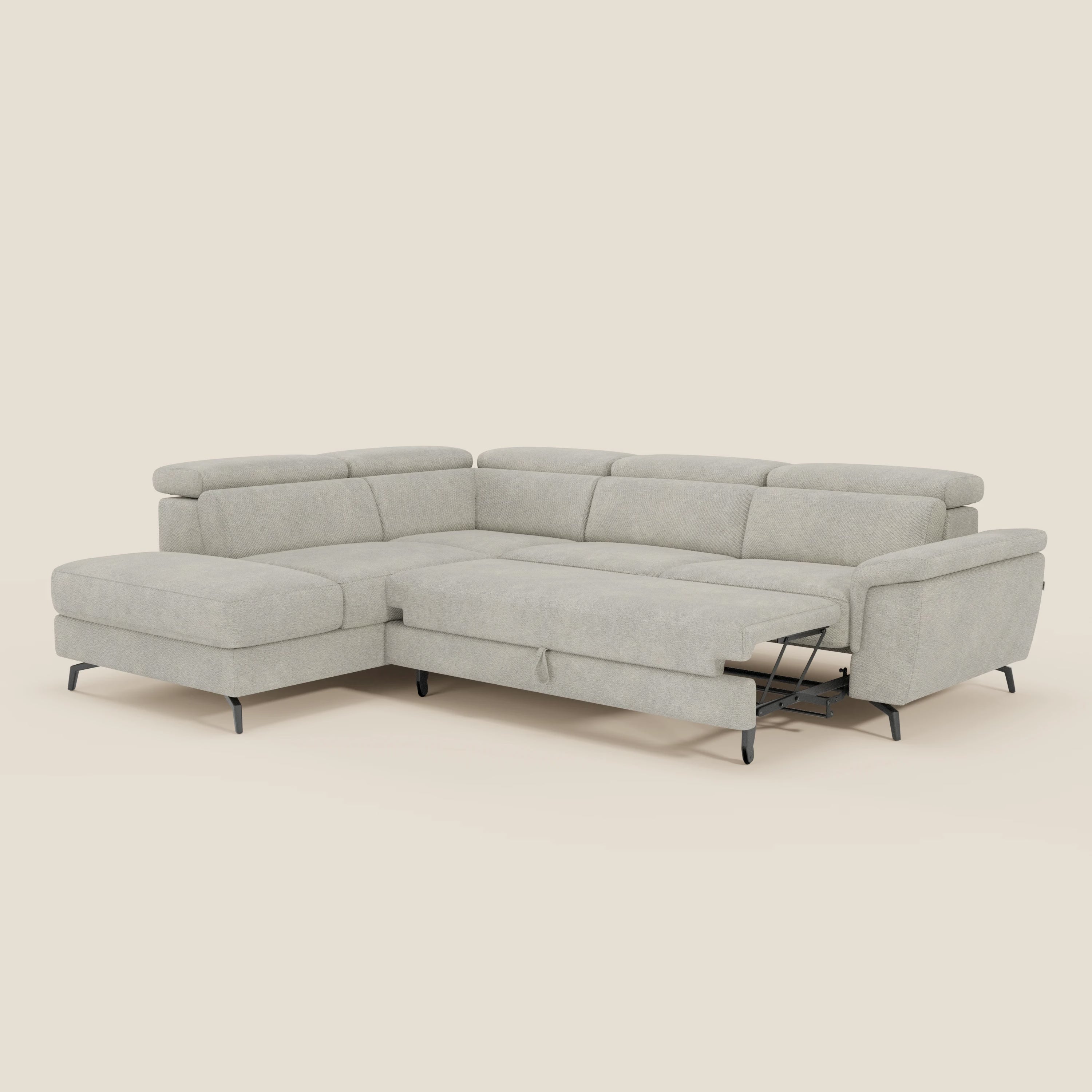 Il divano angolare estraibile Estro di Divani.Store è dotato di una chaise longue a sinistra, di una zona notte e di poggiatesta regolabili. Il tessuto impermeabile T14 panna e le gambe in metallo nero spiccano su uno sfondo beige chiaro.