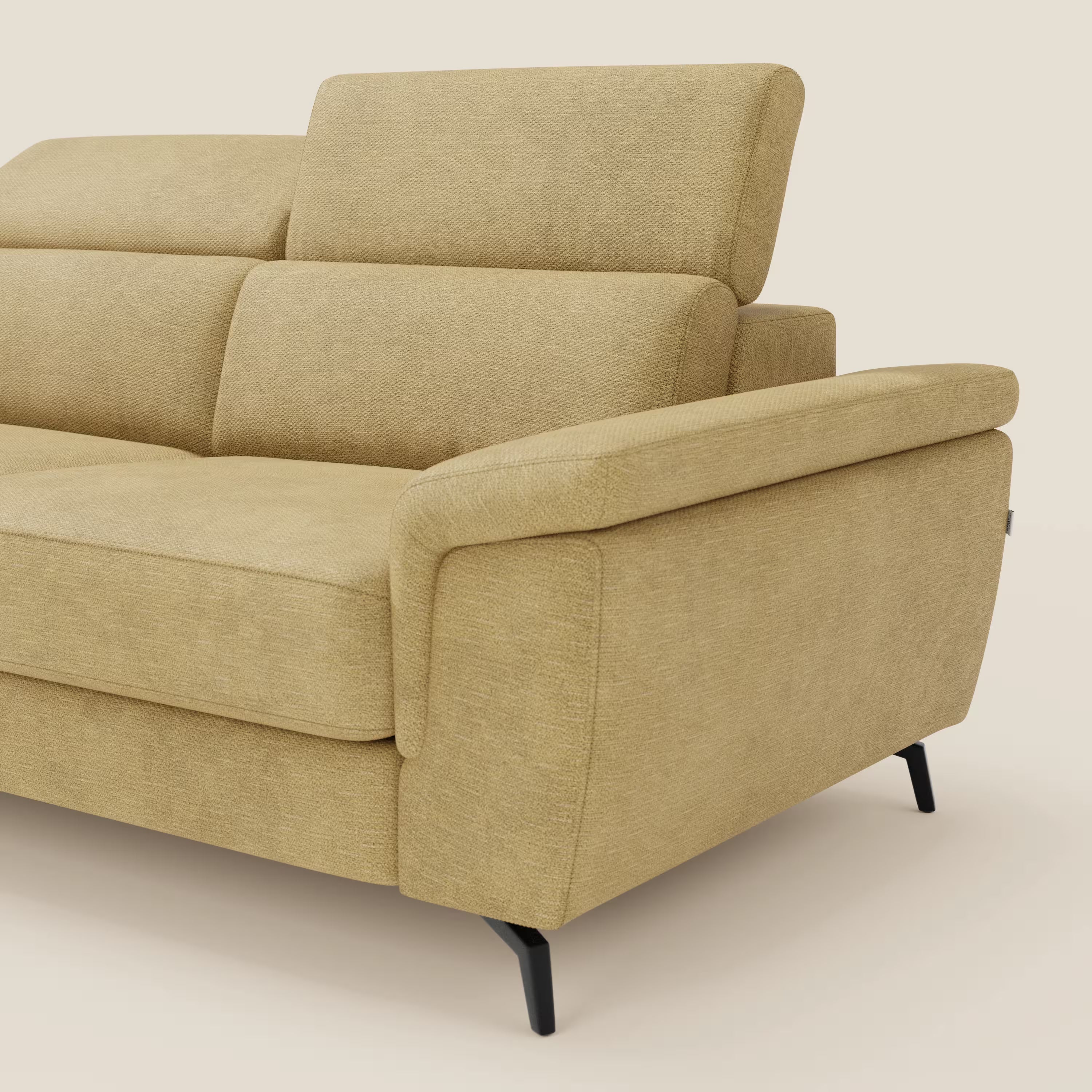 Estro Divano 3 posti con pouf estraibile di Divani.Store è presentato in tessuto impermeabile T14 giallo, con spessi cuscini di seduta e schienale, ampi braccioli, poggiatesta reclinabili e sottili gambe in metallo nero su uno sfondo semplice.