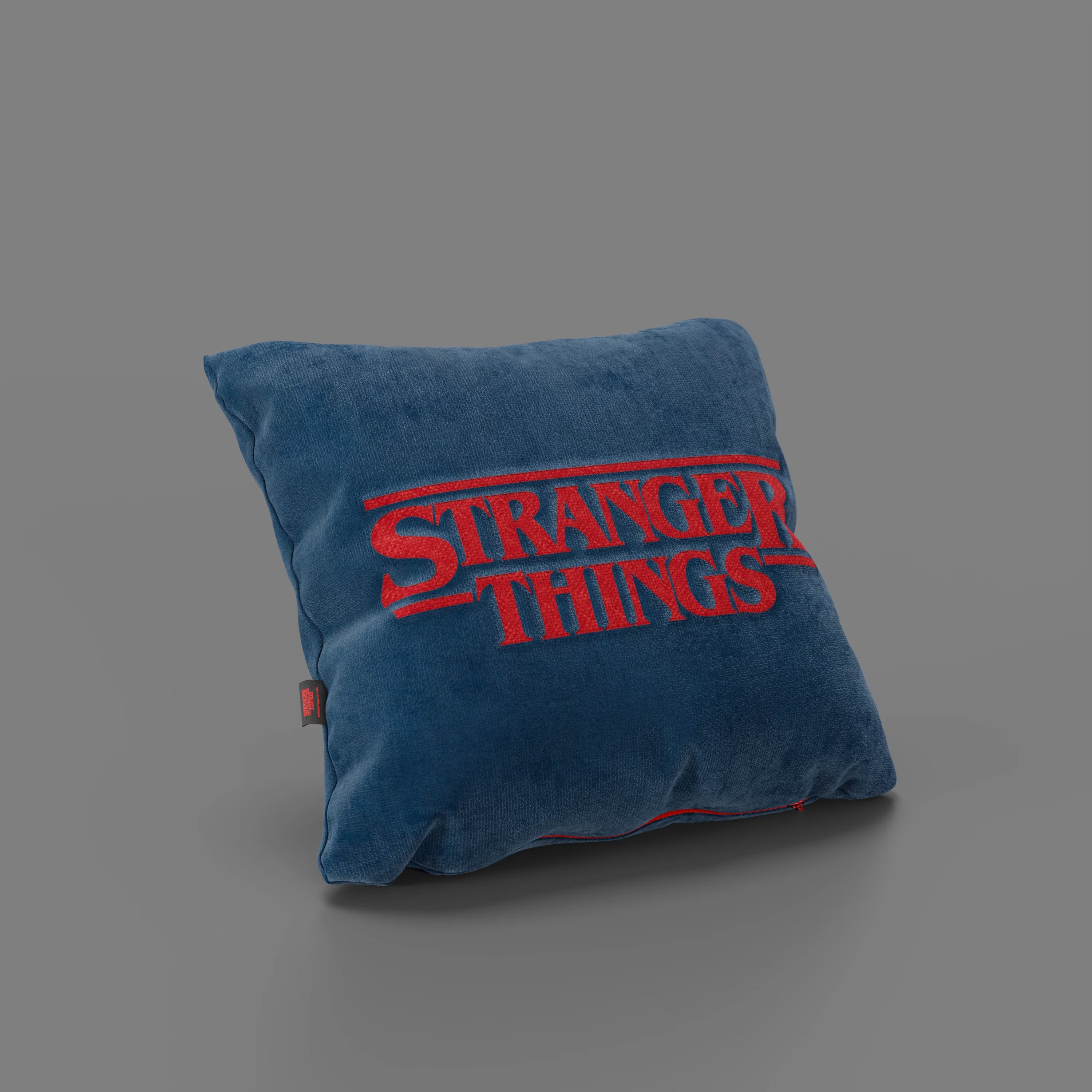 Il Cuscino Stranger Things Limited Edition di Divani.Store è un cuscino smacchiabile blu 45x45 cm con logo ricamato, perfetto come accessorio d'arredo per i fan.