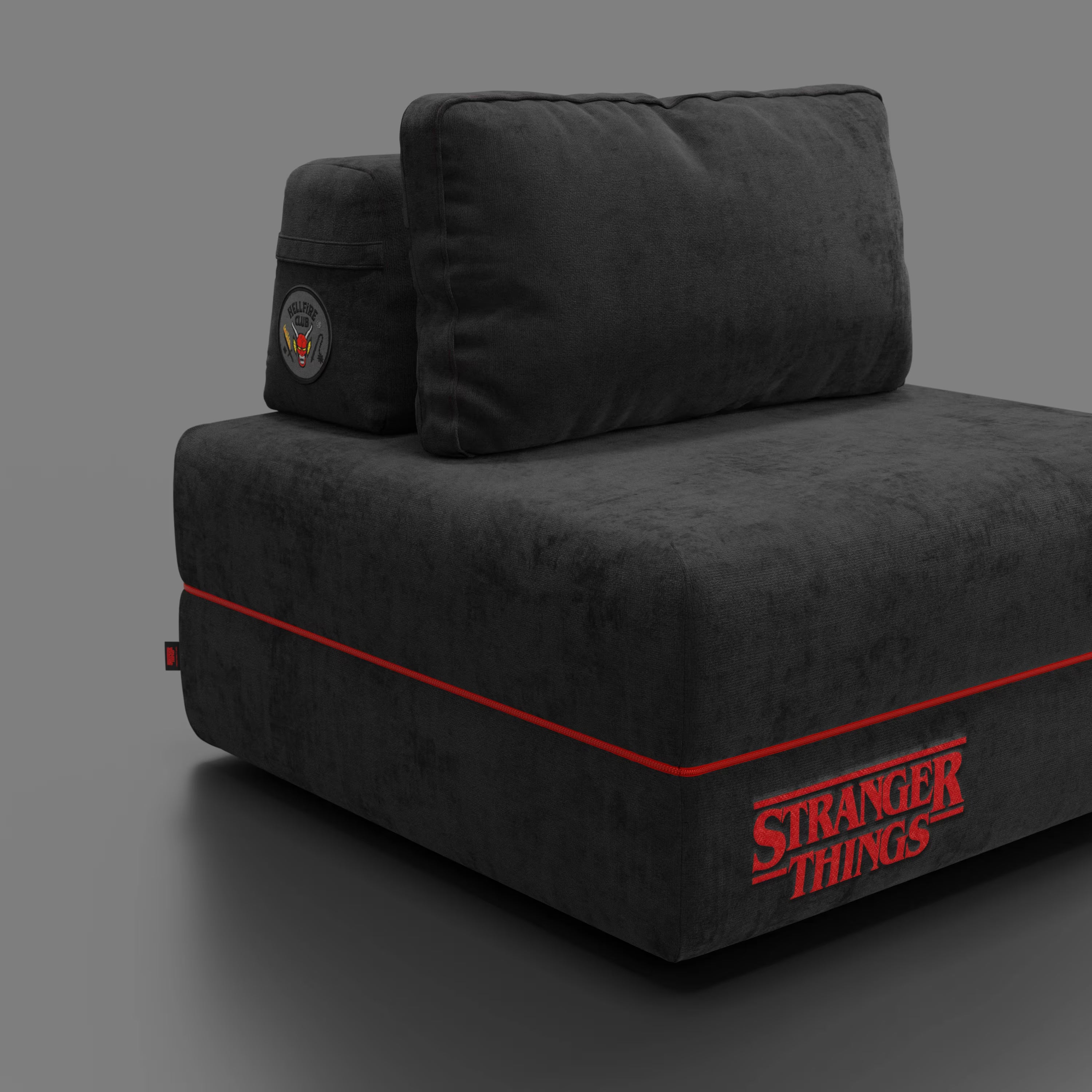 Una poltrona letto Rift nera STRANGER THINGS Edition di Divani.Store, in tessuto antracite antimacchia, è caratterizzata da profili rossi, dal logo "Stranger Things" e da una tasca laterale con patch grafica, ideale per i fan di Netflix. Include un materasso in memory foam alto 22 cm.