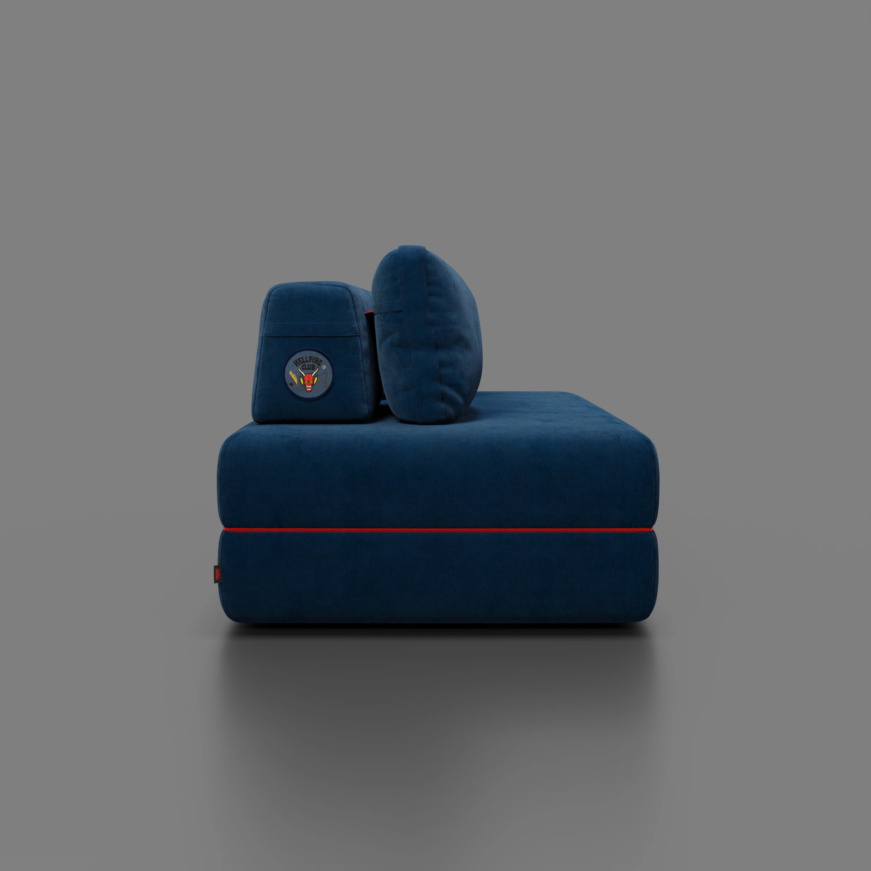 Il divano letto matrimoniale Rift STRANGER THINGS Edition di Divani.Store è un moderno divano rettangolare blu a 2 o 3 posti con schienali mobili, materasso in memory foam da 22 cm e tessuto antimacchia, perfetto per ambienti eleganti.